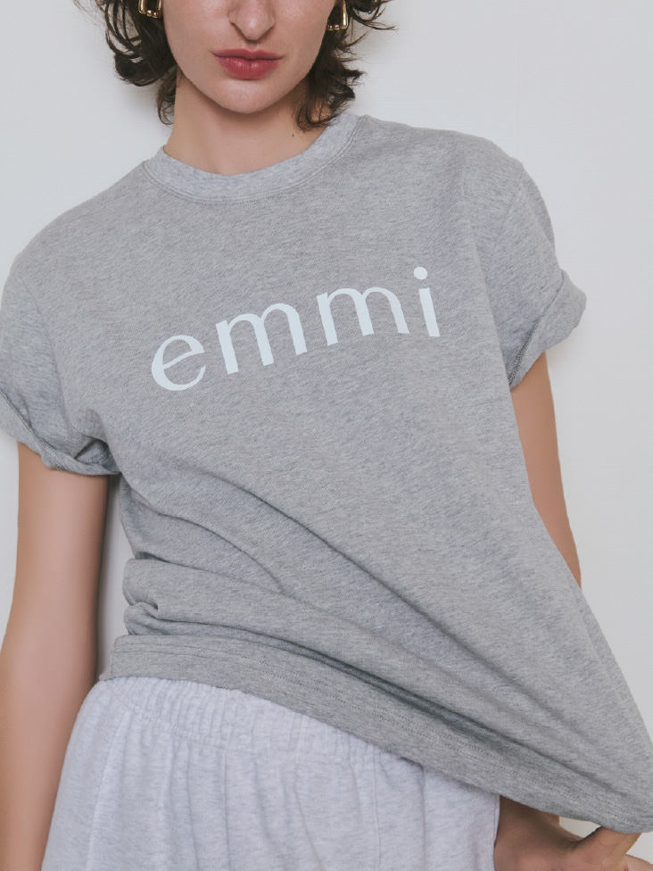 グレー色の【ONLINE限定カラー】eco emmiロゴTシャツ/UVカットとスウェットワイドパンツ【セットアップ対応】の着用イメージ