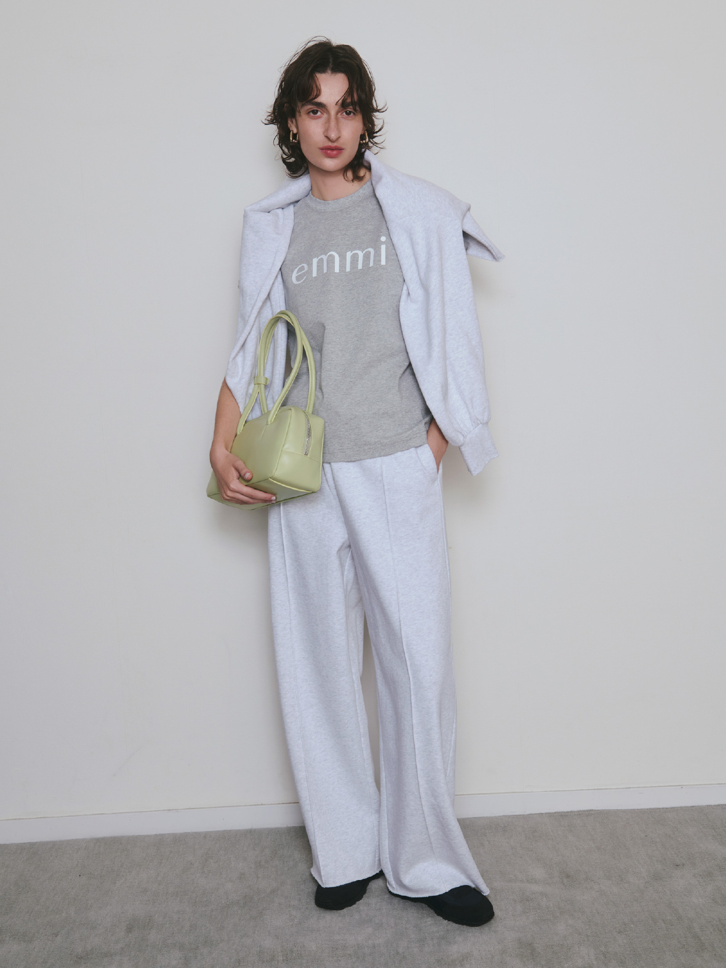 【ONLINE限定カラー】eco emmiロゴTシャツ/UVカット、Vネックスウェットプルオーバー【セットアップ対応】、スウェットワイドパンツ【セットアップ対応】、レザーボストンバッグ、ロングワンタッチピアス、Speed cat satin emmiの着用イメージ