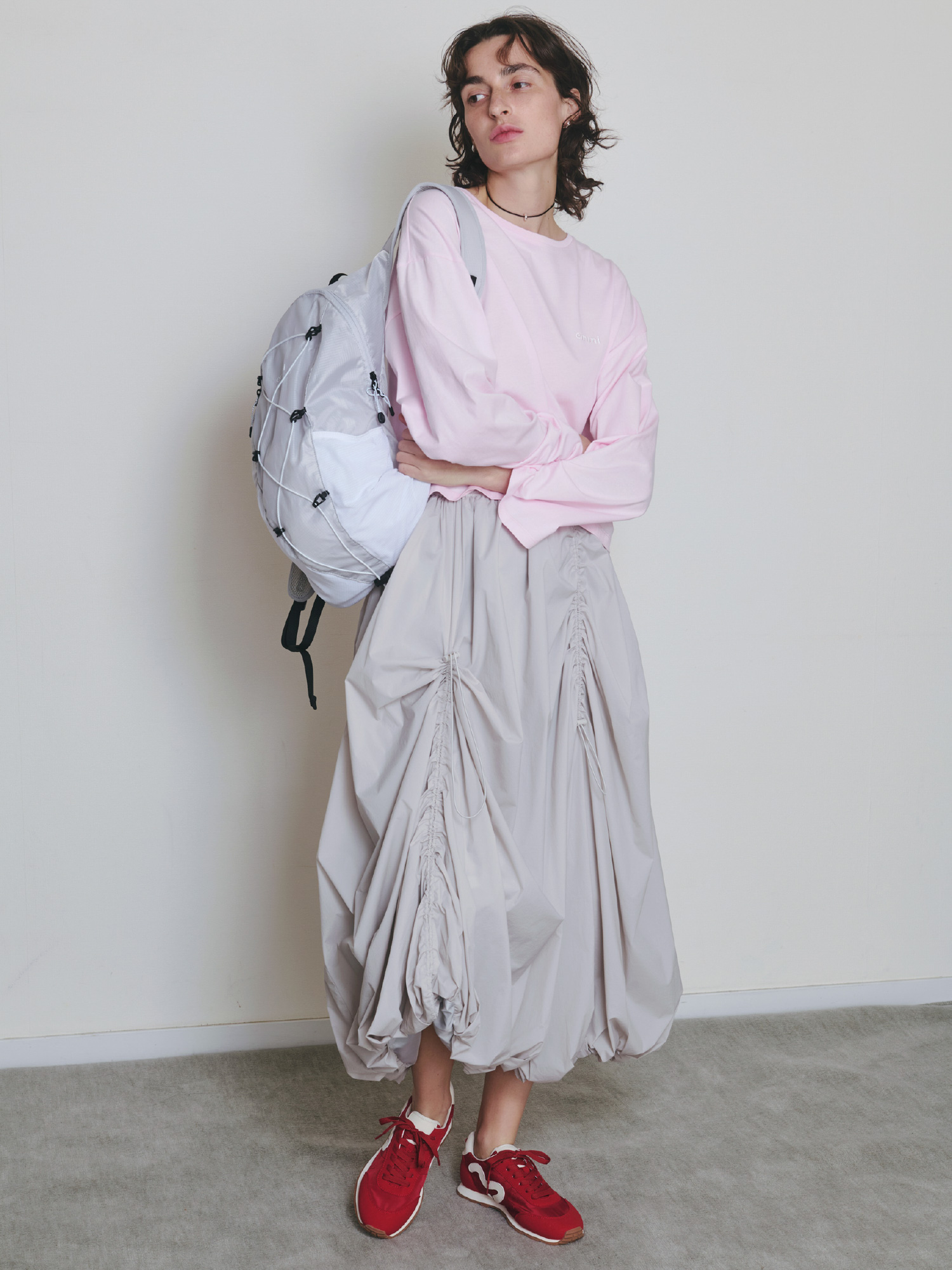 emmiロゴクルーネックロングTシャツ、ドロストバルーンスカート/撥水、サテンコードネックレス、【USAGI ONLINE・ZOZO限定カラーあり】パッカブルバックパック/撥水、【em】ソフトランニングスニーカーの着用イメージ