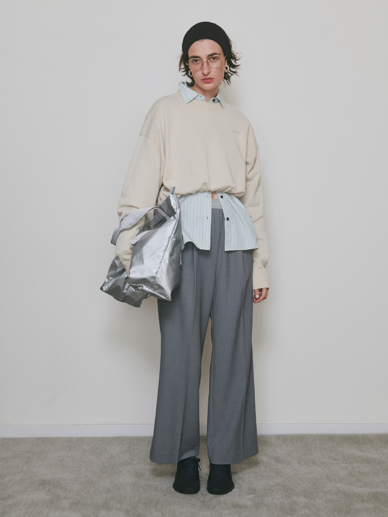 ラメ裏毛クロップドプルオーバー、【ONLINE限定カラーあり】ストライプベーシックシャツ、emmiロゴゴムジャガードイージーパンツ、【10th】【ONLINE限定カラー】emmiロゴビッグトートバッグ、【em】ソフトランニングスニーカーの着用イメージ