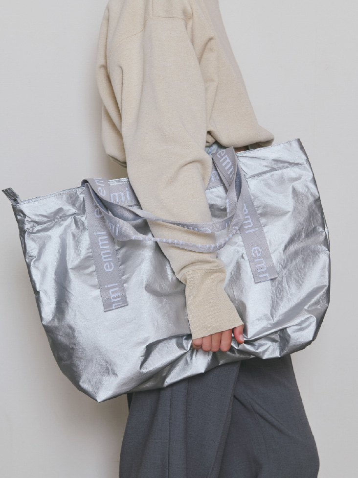 ラメ裏毛クロップドプルオーバー、emmiロゴゴムジャガードイージーパンツ、シルバー色の【10th】【ONLINE限定カラー】emmiロゴビッグトートバッグの着用イメージ