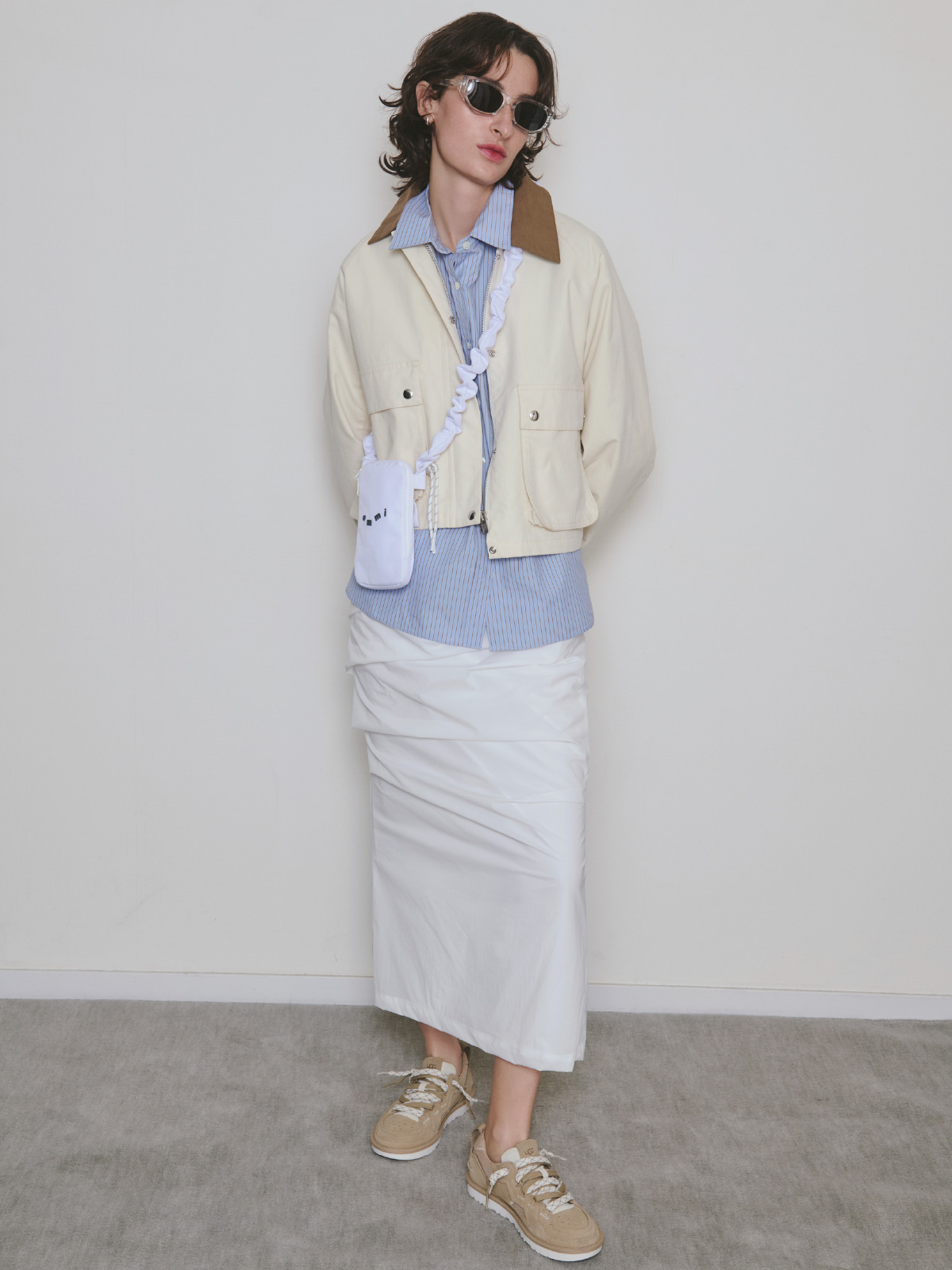 ショートハンティングジャケット、U204L、ギャザーショルダースマホショルダー、【ONLINE限定カラーあり】シュシュ付きemmiロゴトートバッグ、オーバルキャットアイフレームサングラス、ミニホールドイヤリング、【UGG for emmi】W MINIMELの着用イメージ