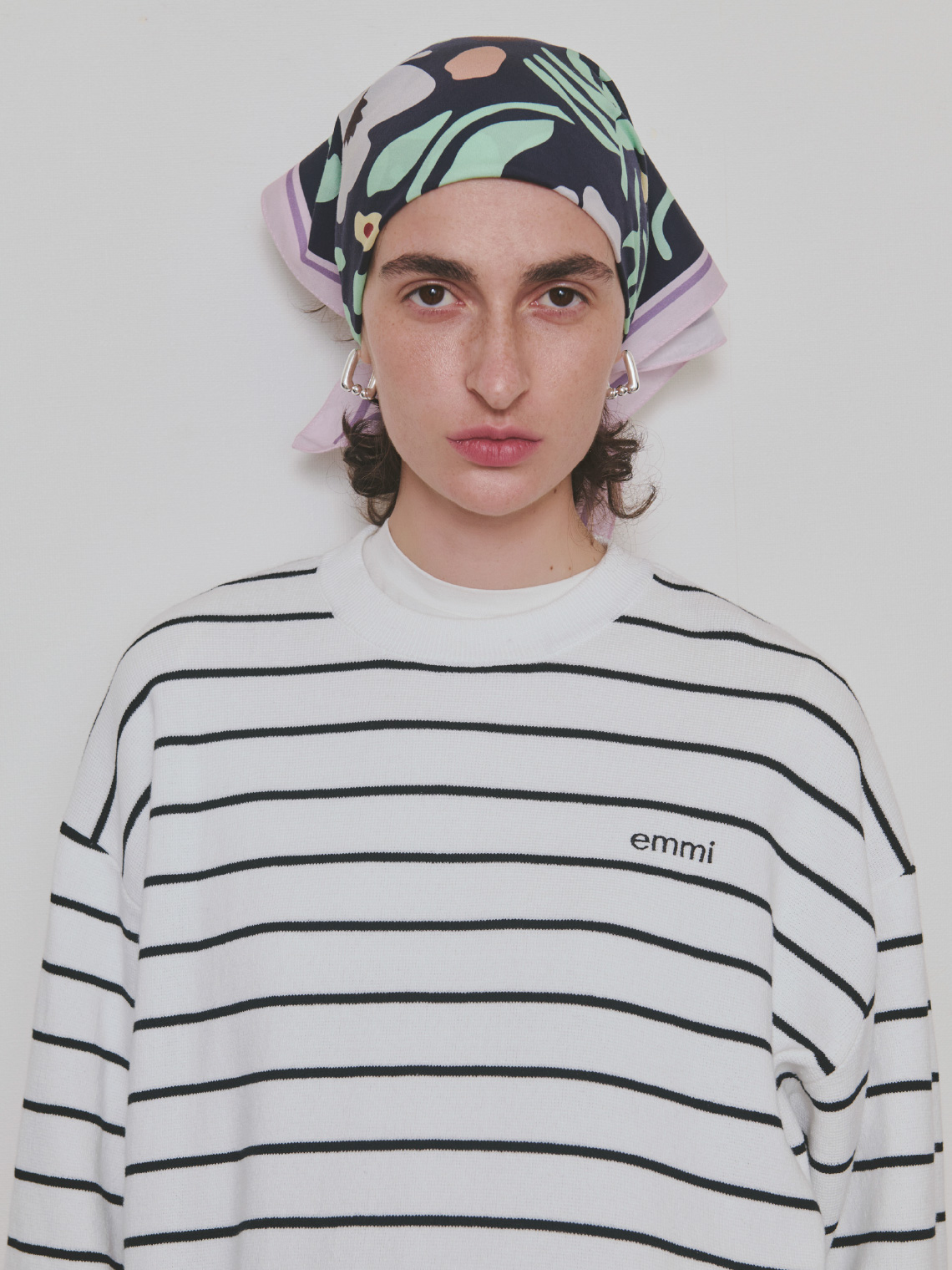 emmiロゴミラノリブトップスとフラワープリントスカーフを着用したモデル画像