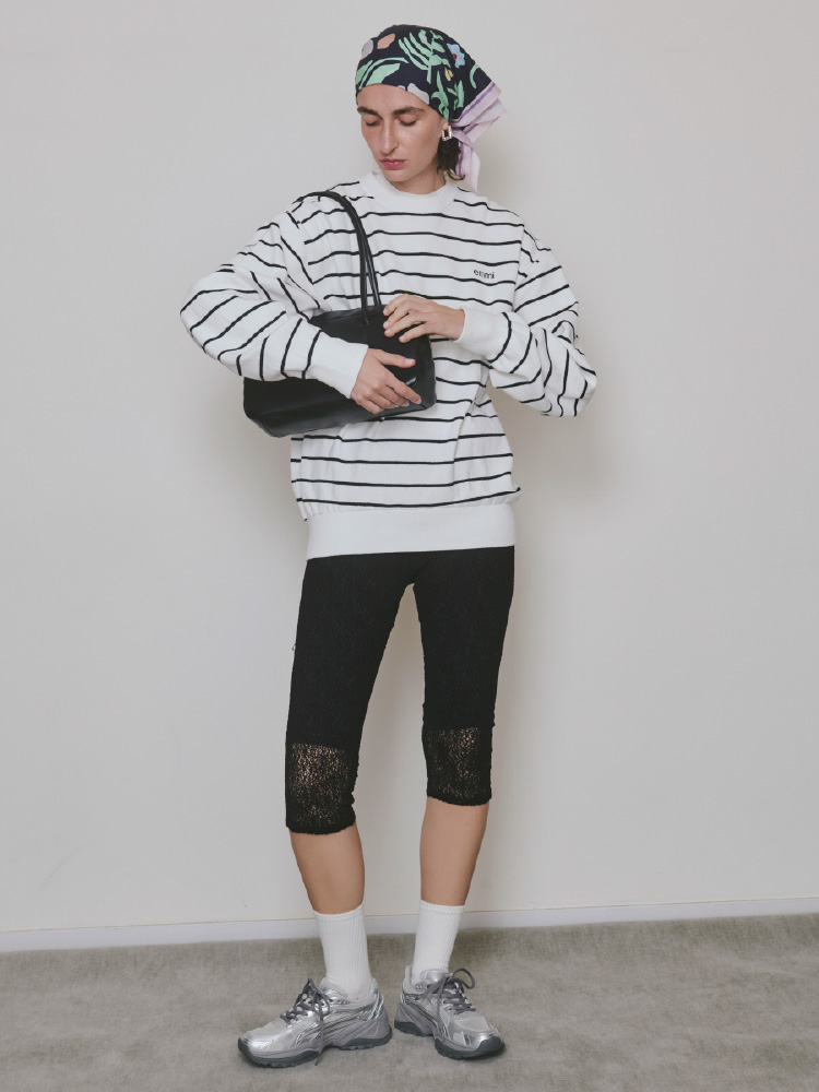 emmiロゴミラノリブトップス、【Sustainaretch】ハーフレギンス/UVカット/接触冷感、レザーボストンバッグ、emmiロゴコットンリブソックス、フラワープリントスカーフ、ロングワンタッチピアス、【em】ボリュームメッシュスニーカーの着用イメージ