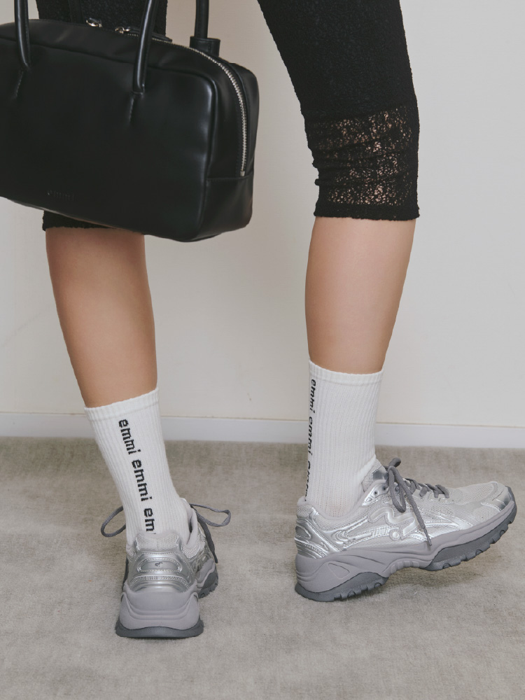 ブラック色の【Sustainaretch】ハーフレギンス/UVカット/接触冷感とレザーボストンバッグ、emmiロゴコットンリブソックス、【em】ボリュームメッシュスニーカーの着用イメージ