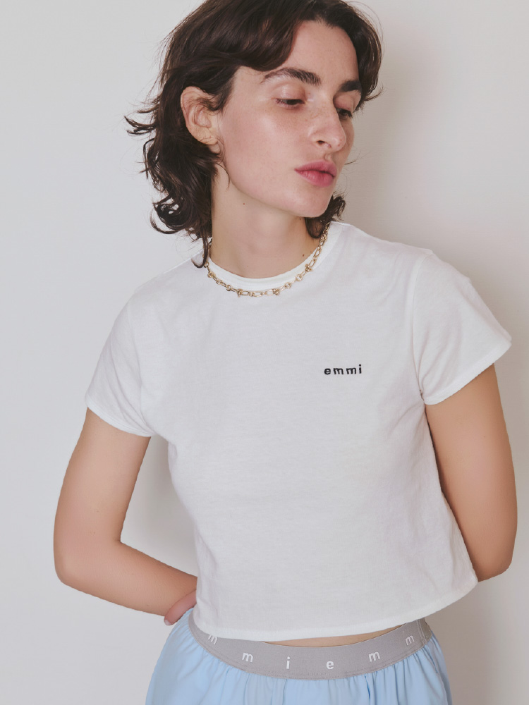 【Hanes×emmi】パックTシャツ、【Movique】アクティブイージーパンツ/撥水/UVカット/接触冷感、サテンコードネックレスを着用したモデル画像