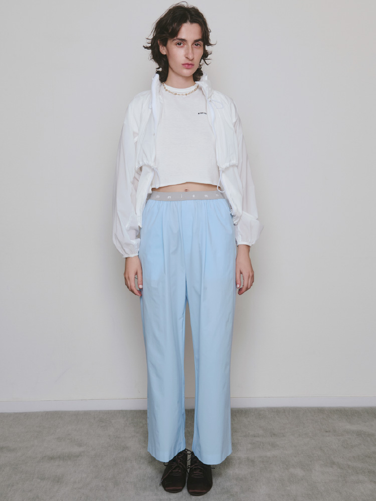 ドロストナイロンブルゾン/撥水【セットアップ対応】、【Hanes×emmi】パックTシャツ、【Movique】アクティブイージーパンツ/撥水/UVカット/接触冷感、サテンコードネックレス、Speed cat satin emmiの着用イメージ