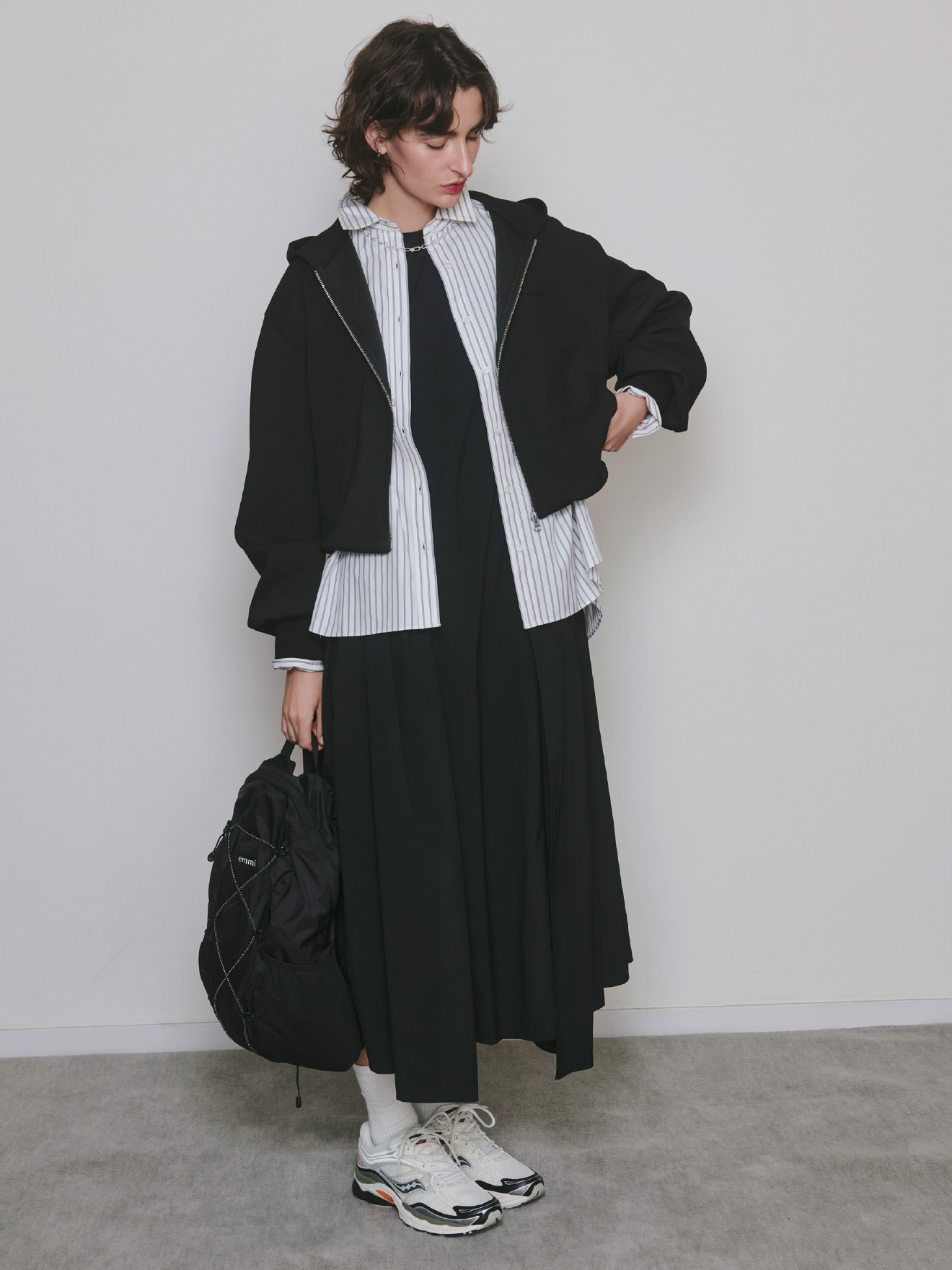 ビッグフォルムフーディーブルゾン、【ONLINE限定カラーあり】ストライプベーシックシャツ、ギャザーフォルムナイロンワンピース/撥水、【USAGI ONLINE・ZOZO限定カラーあり】パッカブルバックパック/撥水、ミニホールドイヤリング、サテンコードネックレス、Progrid Omni 9の着用イメージ