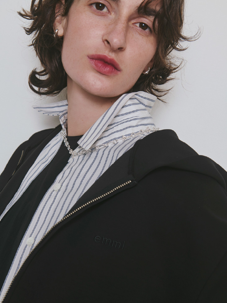 ビッグフォルムフーディーブルゾン、【ONLINE限定カラーあり】ストライプベーシックシャツ、サテンコードネックレスを着用したモデル画像