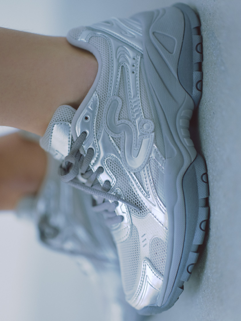 シルバー色の【em】ボリュームメッシュスニーカーの着用例