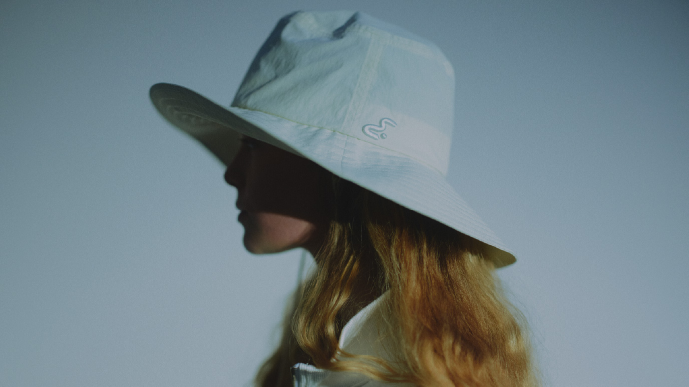 白色のサンガードアウトドアハット/撥水/UVカットの着用例
