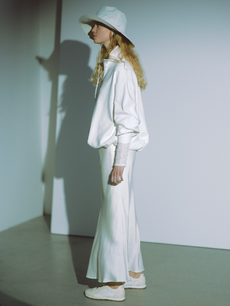 【em】ハーフジップスウェット【セットアップ対応】、2wayストレッチレースカットソー、サテンナロースカート【セットアップ対応】、サンガードアウトドアハット/撥水/UVカット、【em】メリージェーンスニーカーの着用イメージ