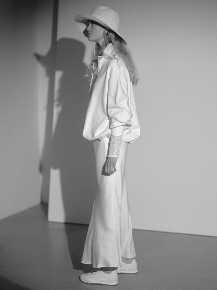 【em】ハーフジップスウェット【セットアップ対応】、2wayストレッチレースカットソー、サテンナロースカート【セットアップ対応】、サンガードアウトドアハット/撥水/UVカット、【em】メリージェーンスニーカーを着用したモデル画像