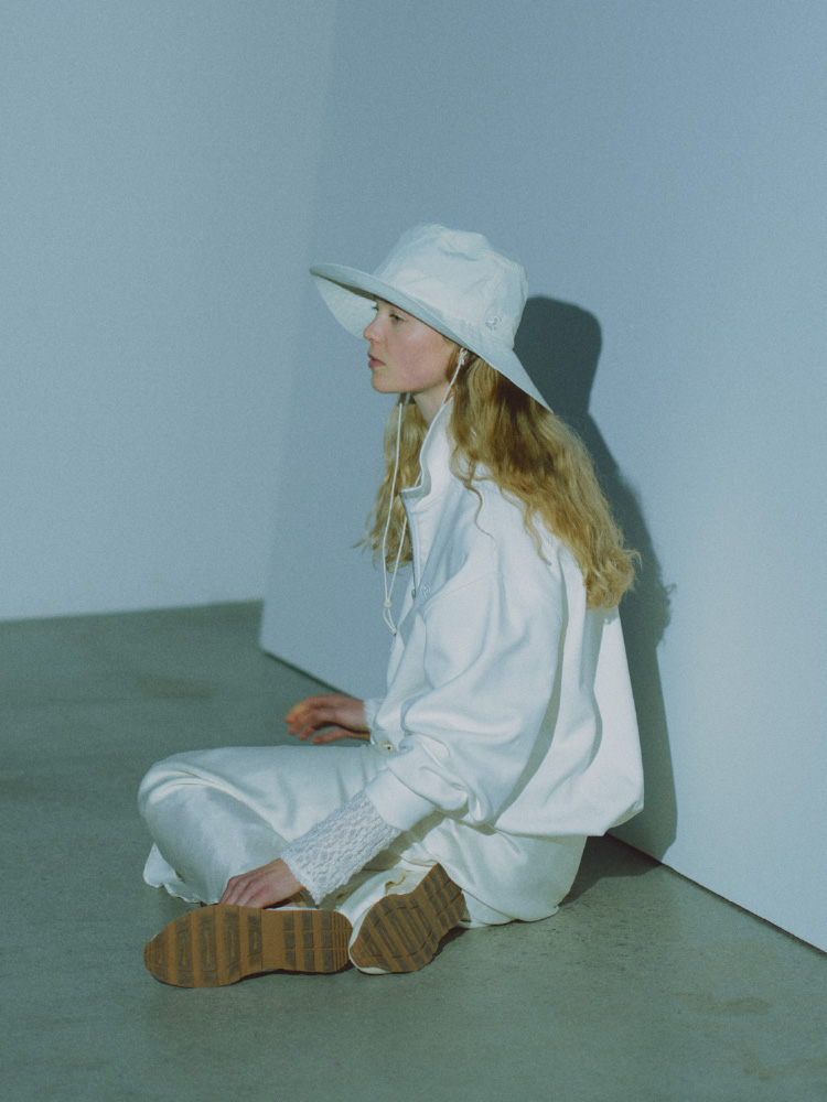 白色の【em】ハーフジップスウェット【セットアップ対応】、2wayストレッチレースカットソー、サテンナロースカート【セットアップ対応】、サンガードアウトドアハット/撥水/UVカット、【em】メリージェーンスニーカーの着用例