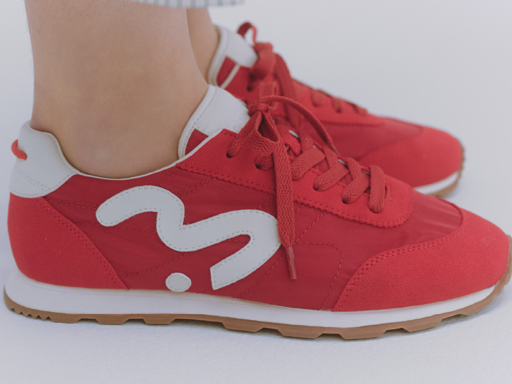 赤色の【em】ソフトランニングスニーカーの横からの見え間