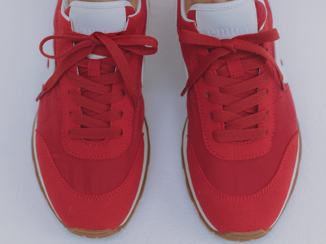 赤色の【em】ソフトランニングスニーカーの上からの見え間