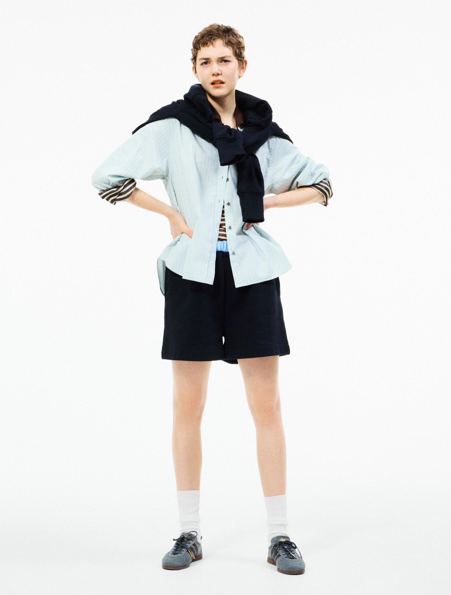 【ONLINE限定カラーあり】ストライプベーシックシャツ、シアーボーダーポロニット、【em】ハーフジップスウェット【セットアップ対応】、【em】レイヤードライクスウェットショートパンツ【セットアップ対応】、レギュラーソックス、GAZELLE LO PRO Wを着用したモデル画像