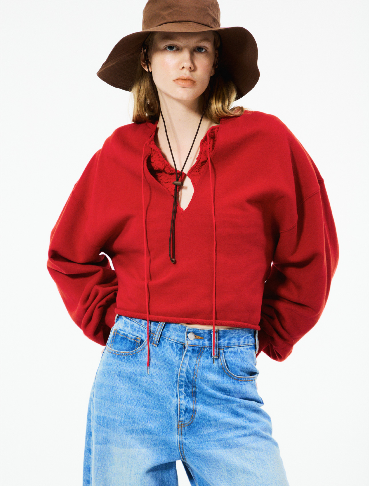 Vネックスウェットトップス、クロップドシャーリングトップス、ウエストゴムルーズデニムパンツ、サンガードアウトドアハット/撥水/UVカット、GAZELLE LO PRO Wを着用したモデル画像