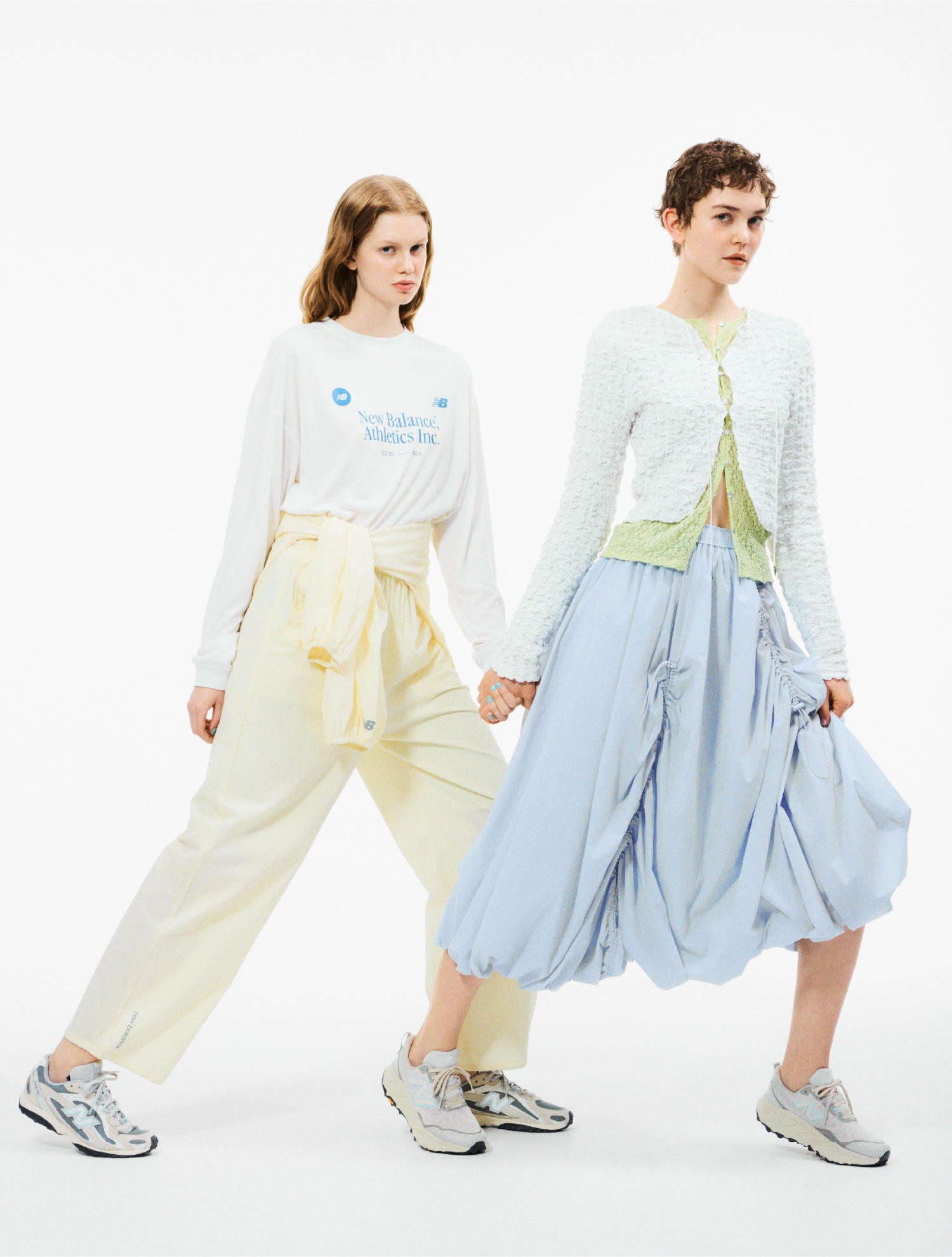 左側にマルチファンクションジャケット、グラフィックロングTシャツ、マルチファンクションイージーパンツを着用した女性と右側には2wayシャーリングブラウス、2wayストレッチレースカットソー、ドロストバルーンスカート/撥水、Fresh Foam X Hierro v9を着用した女性の画像