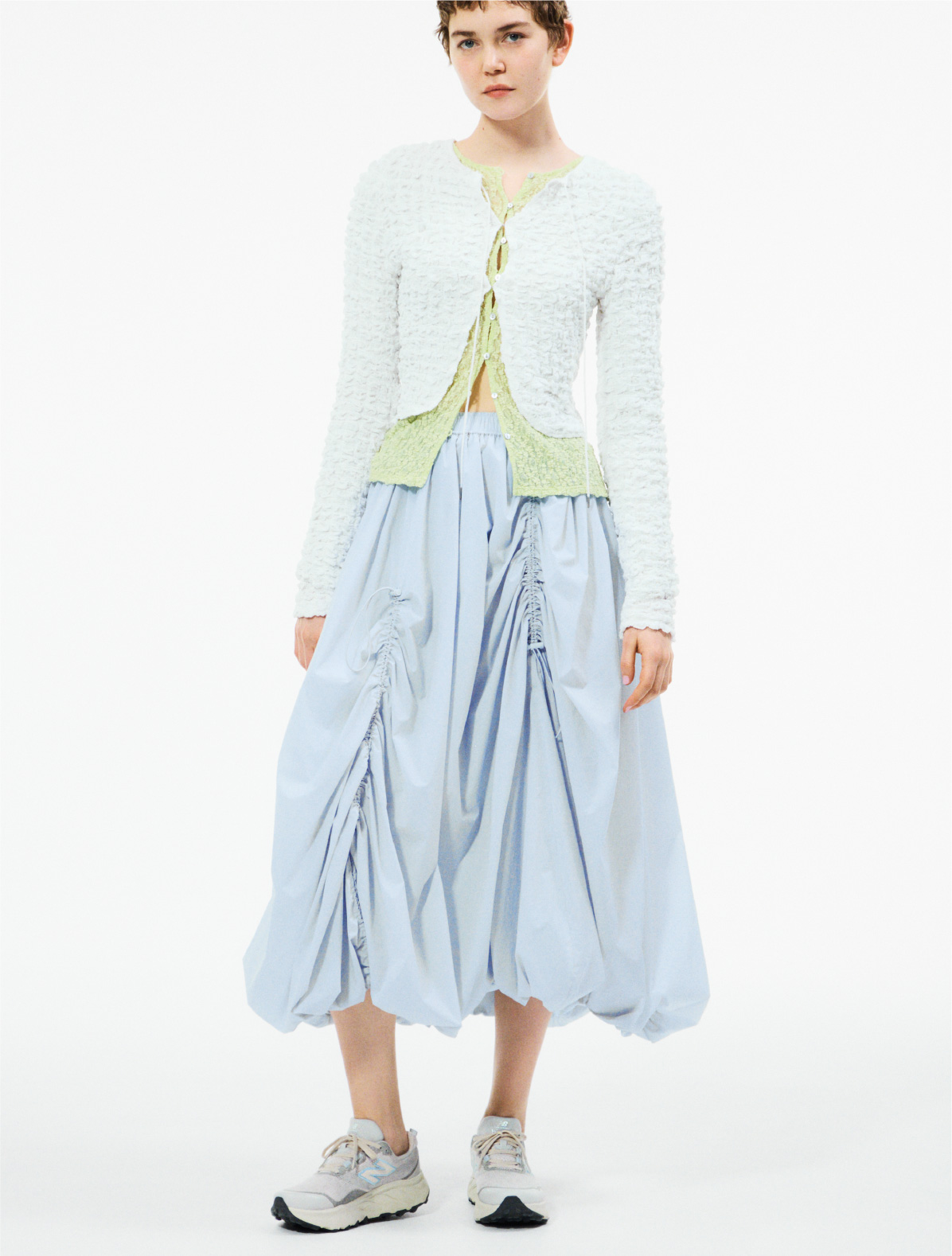 2wayシャーリングブラウス、2wayストレッチレースカットソー、ドロストバルーンスカート/撥水、Fresh Foam X Hierro v9を着用したモデル画像