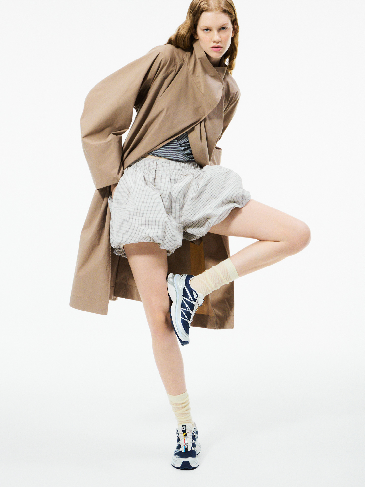 ボリュームスリーブロングコート/撥水、レイヤードライクカットソー/接触冷感、バルーンショートパンツ/撥水【セットアップ対応】、シアーハイソックス、XT-6を着用したモデル画像