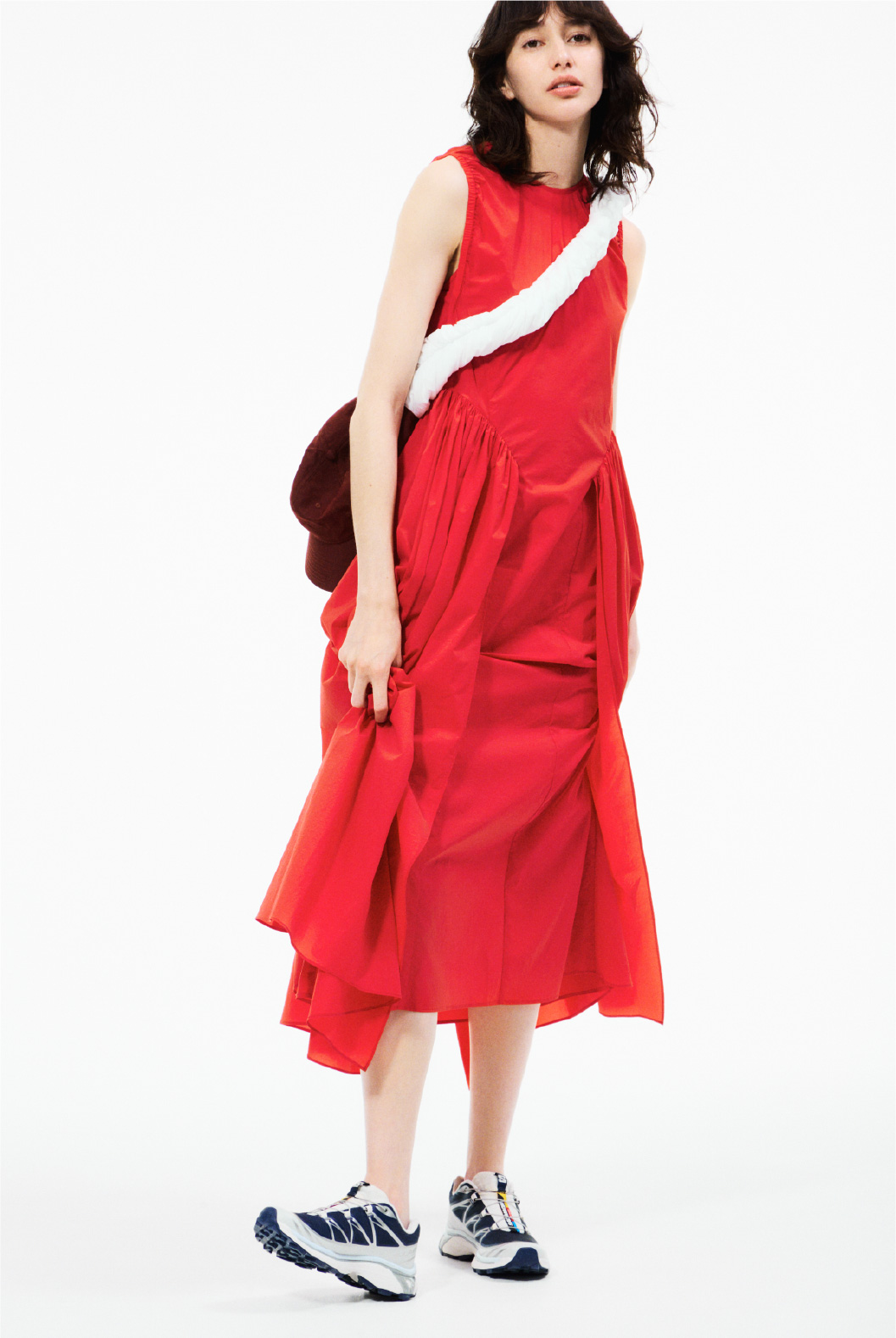 赤色のギャザーフォルムナイロンワンピース/撥水、【emmiINEW ERA®】9TWENTY™emmiロゴナイロンキャップ、ギャザーディテールショルダーバッグ/撥水、XT-6を着用したモデル画像
