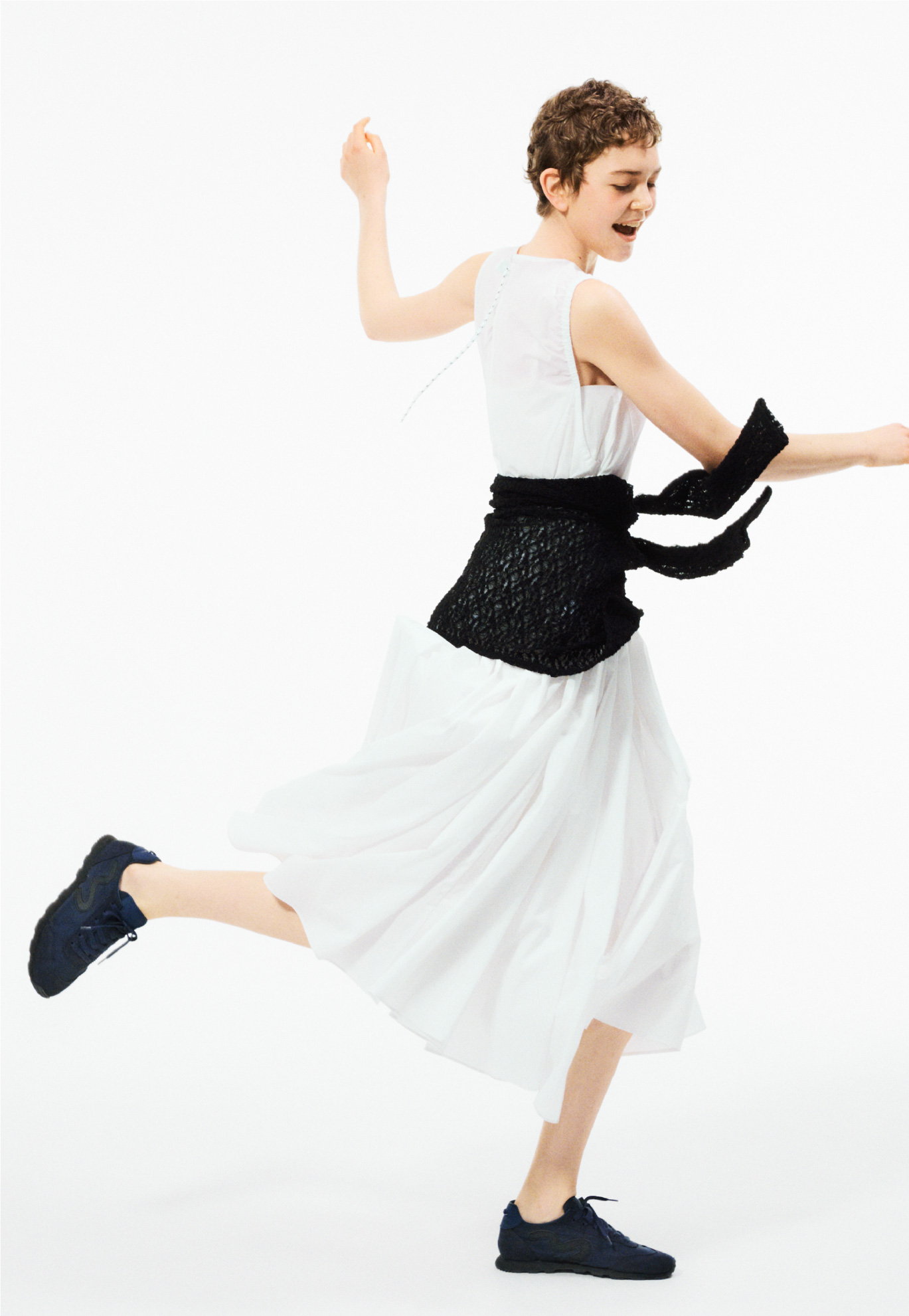 ギャザーフォルムナイロンワンピース/撥水、2wayストレッチレースカットソー、ソフトランニングスニーカーを着用したモデル画像