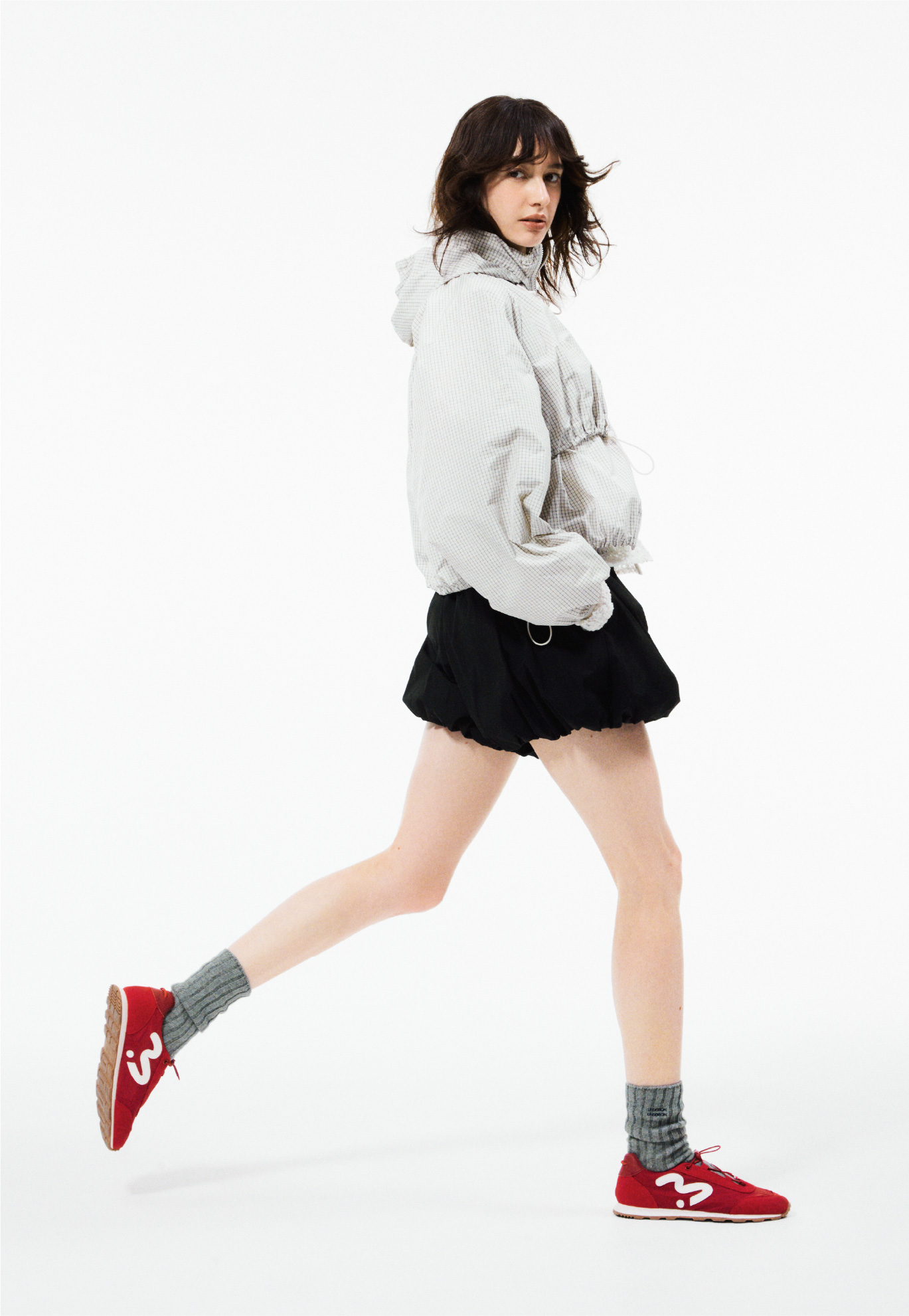 ドロストナイロンブルゾン/撥水【セットアップ対応】、2wayストレッチレースカットソー、【em】レイヤードライクスウェットショートパンツ【セットアップ対応】、レギュラーソックス、【em】メリージェーンスニーカーを着用したモデル画像