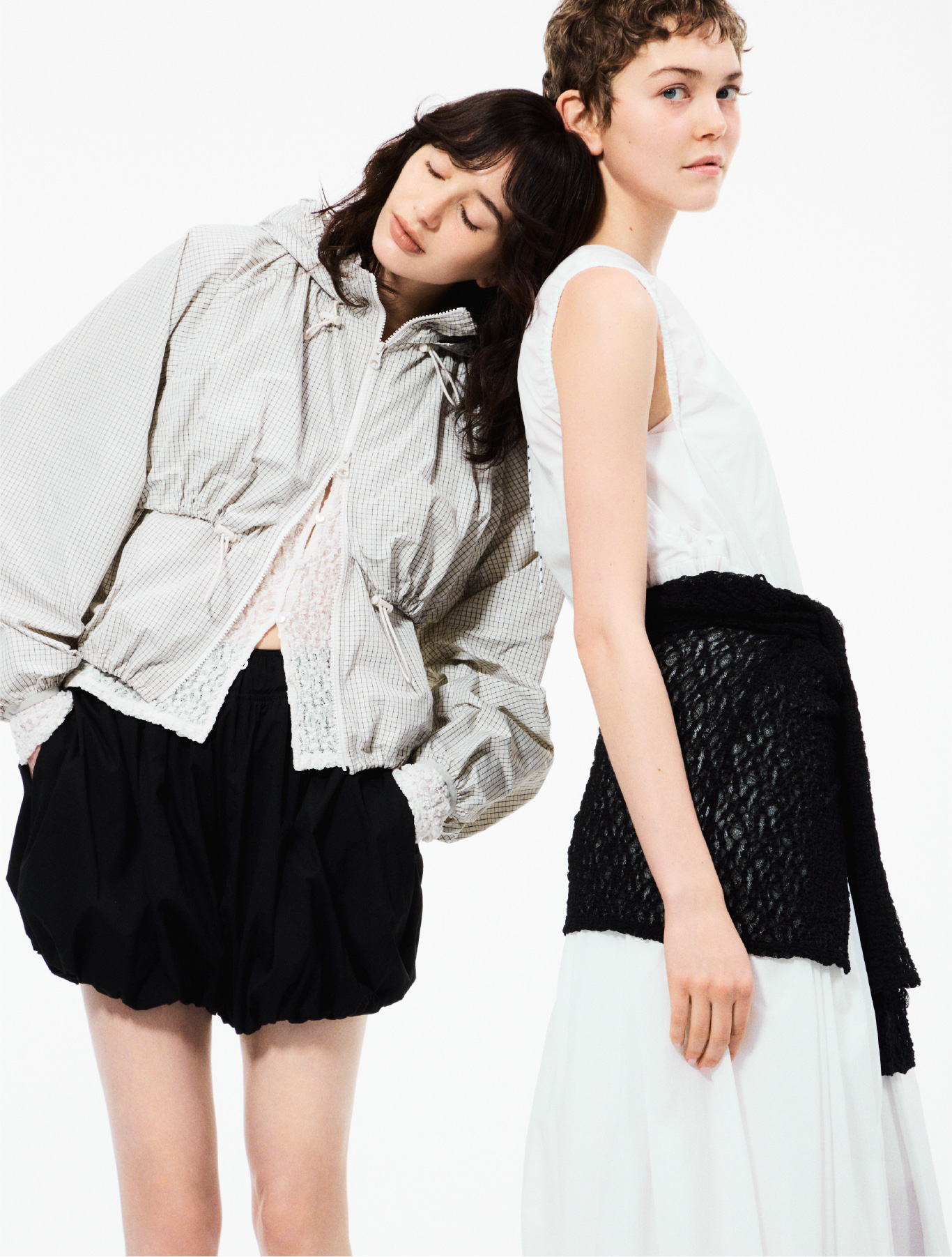 左側はドロストナイロンブルゾン/撥水【セットアップ対応】、2wayストレッチレースカットソー、【em】レイヤードライクスウェットショートパンツ【セットアップ対応】を着用した女性・右側はギャザーフォルムナイロンワンピース/撥水、2wayストレッチレースカットソーを着用した女性の画像