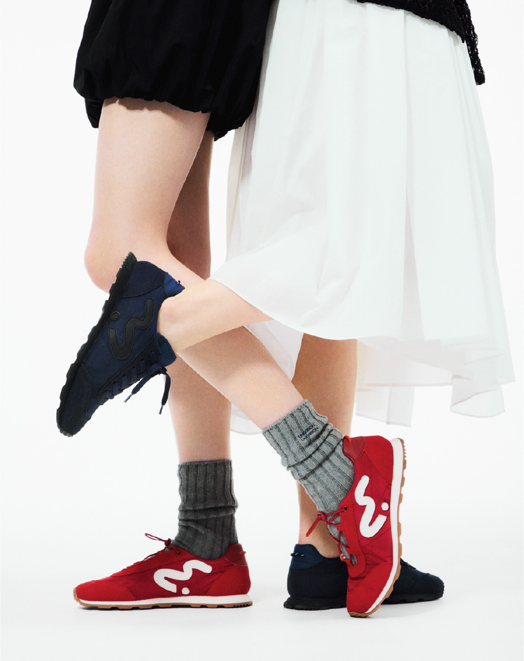 左はドロストナイロンブルゾン/撥水【セットアップ対応】、2wayストレッチレースカットソー、【em】レイヤードライクスウェットショートパンツ【セットアップ対応】、レギュラーソックス、【em】メリージェーンスニーカーの着用画像・右はギャザーフォルムナイロンワンピース/撥水、2wayストレッチレースカットソー、ソフトランニングスニーカーの着用画像