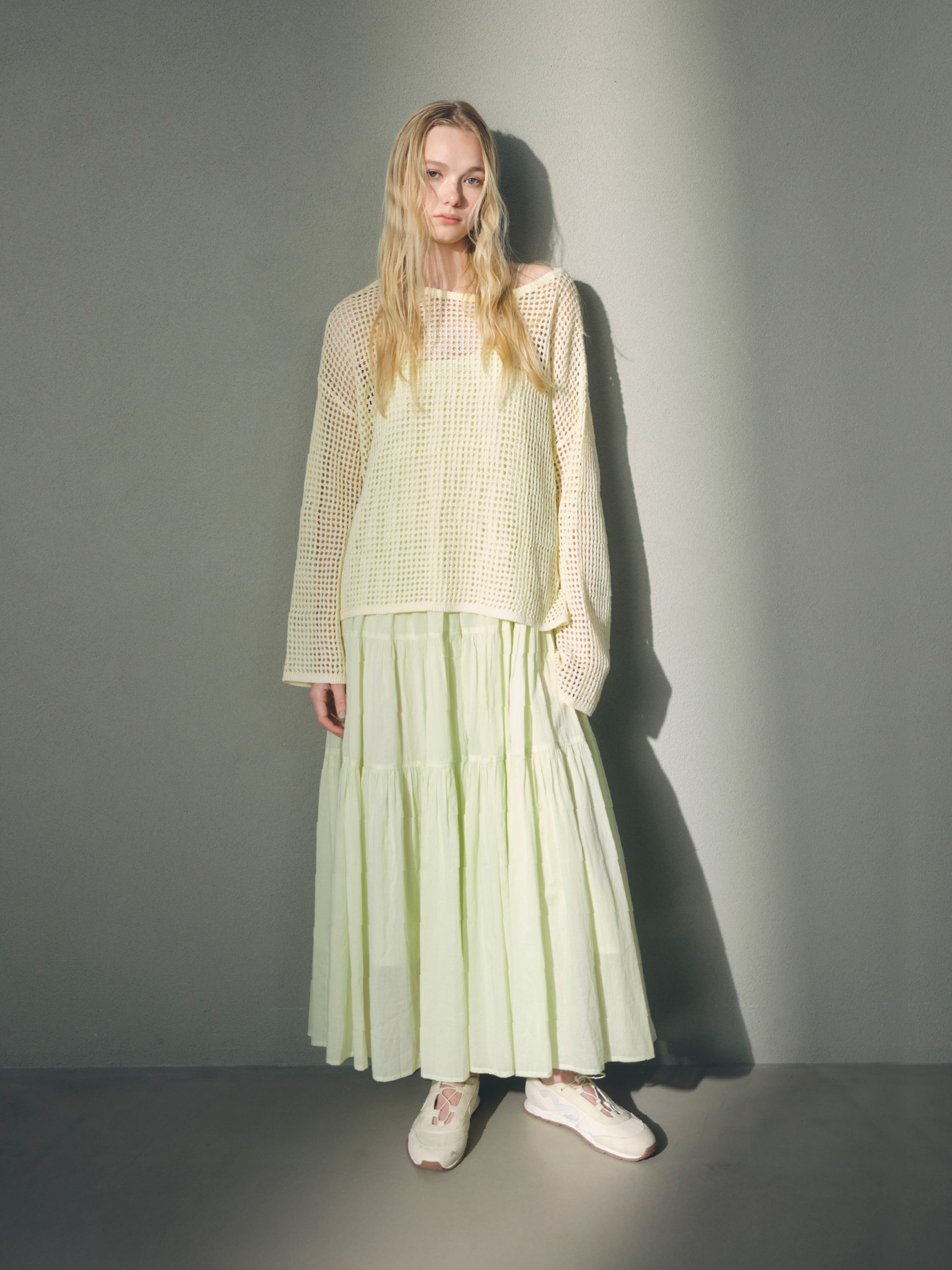 メッシュニットトップス、ティアードボリュームワンピース、ロゴ入りメリージェーンスニーカーの着用イメージ