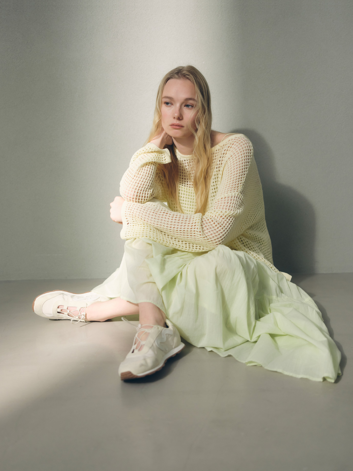 メッシュニットトップス、ティアードボリュームワンピース、ロゴ入りメリージェーンスニーカーを着用したモデル画像