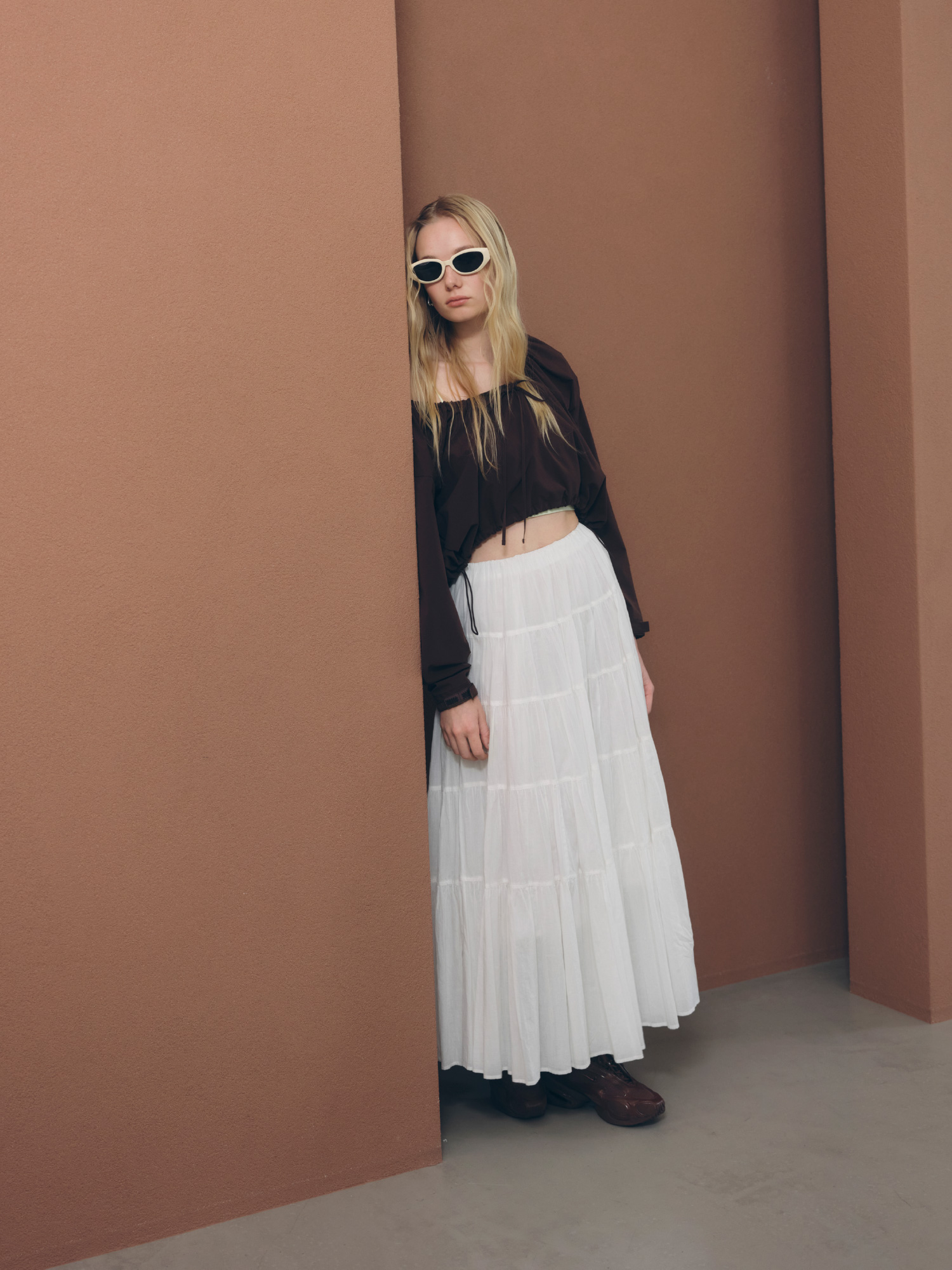 【Movique】ショートフーディー、ティアードボリュームスカート、オーバルキャットアイフレームサングラス、NIKE W AIR MAX MUSEの着用イメージ