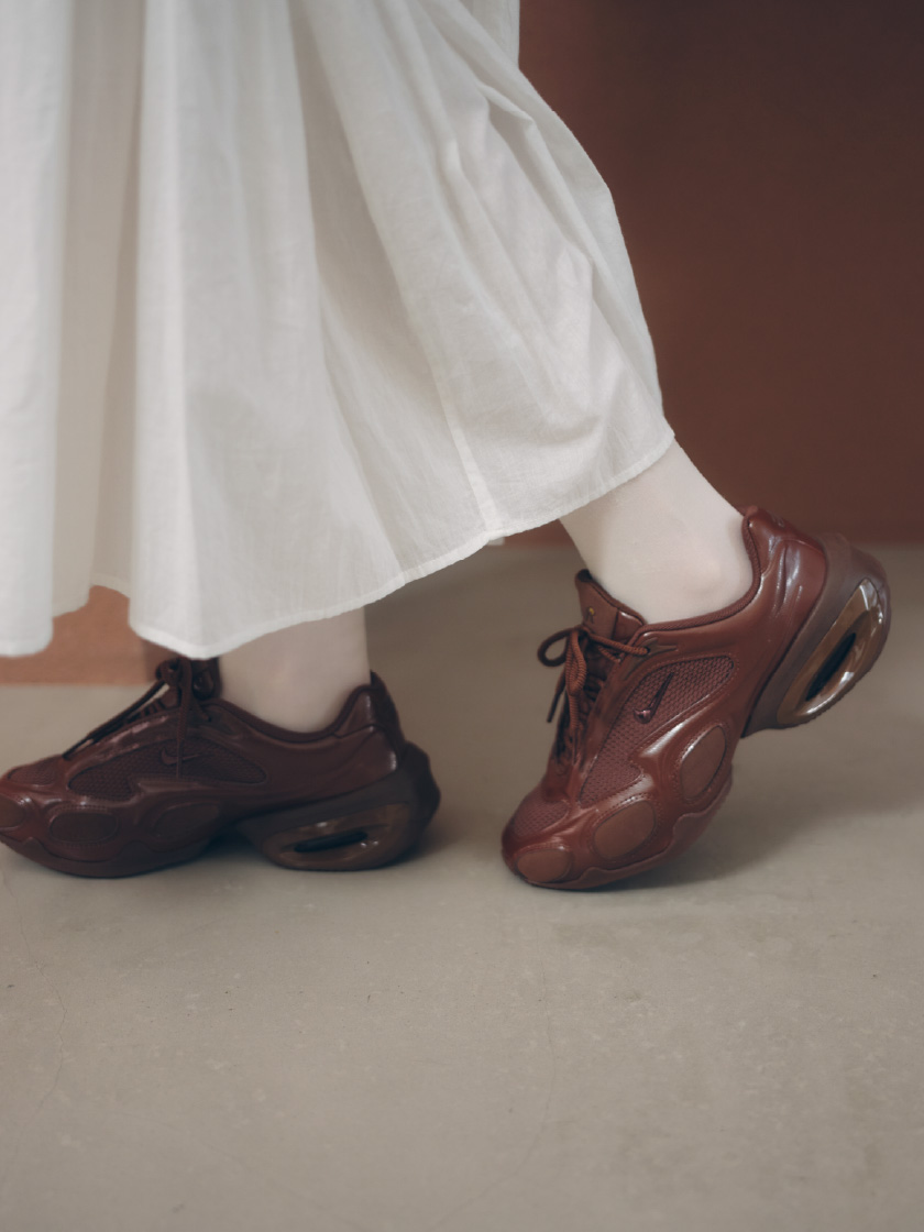 ティアードボリュームスカート、NIKE W AIR MAX MUSEを着用した下部のショット