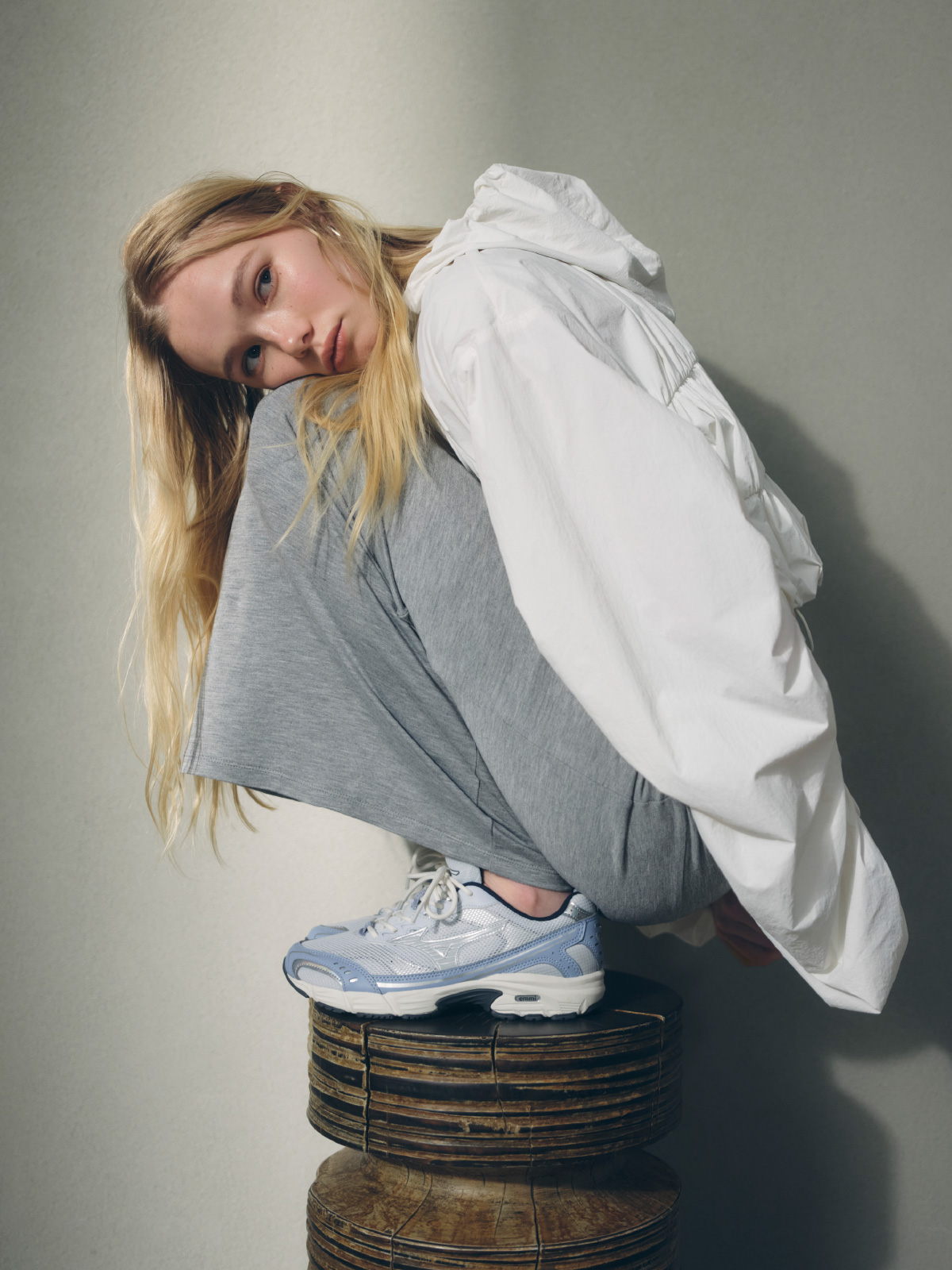 【Movique】シャーリングブルゾン、シュシュ付きバンドゥスイムウェア、2wayカットタイトスカート、MXR emmiの着用イメージ