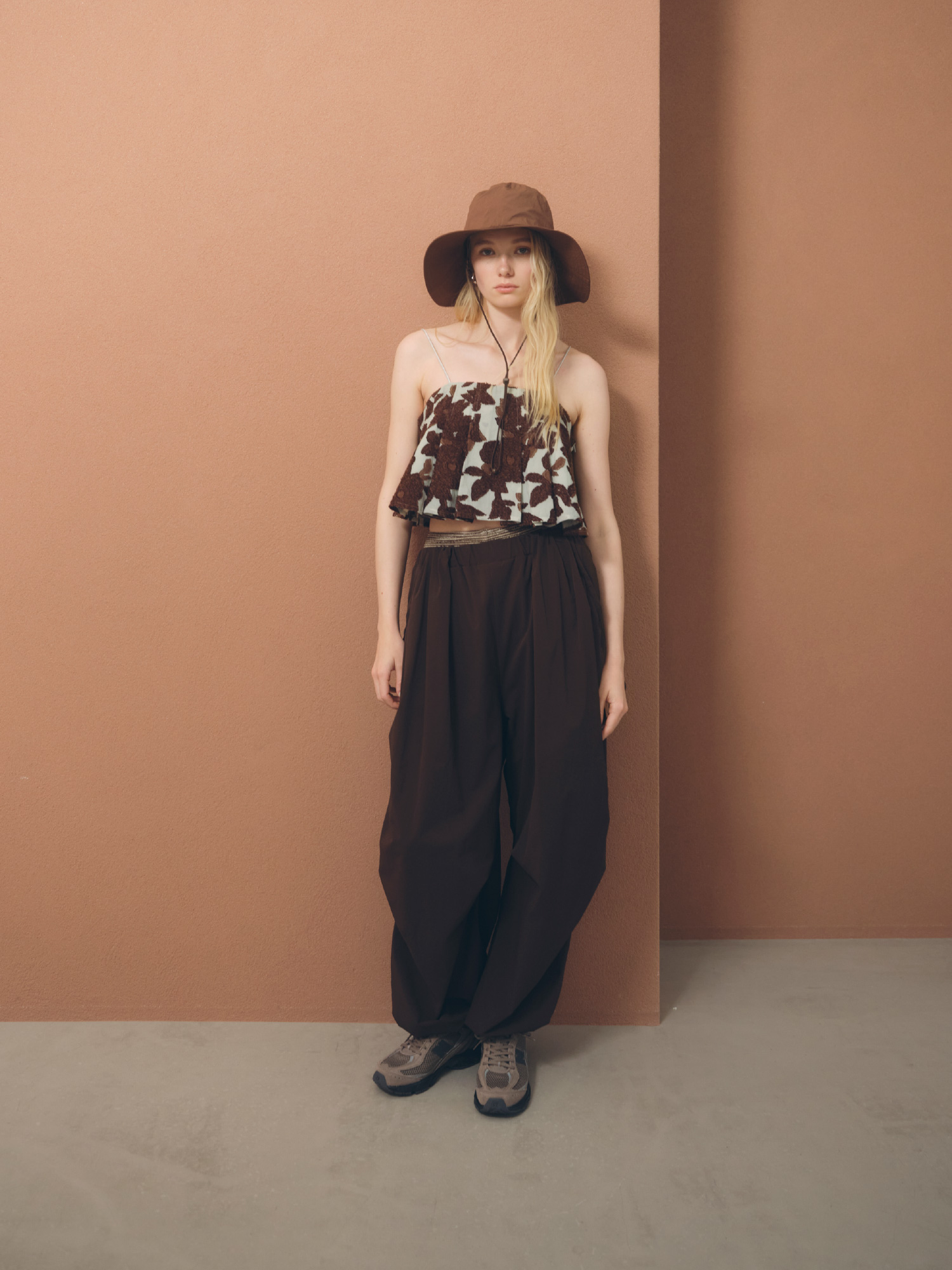 ジャガードタックビスチェ、シュシュ付きバンドゥスイムウェア、eco ボリュームパラシュートパンツ、サンガードアウトドアハット、509を合わせたコーディネート