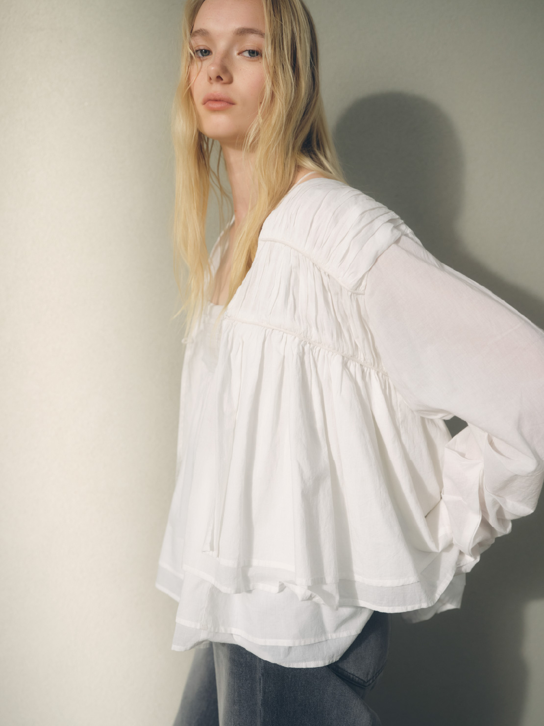 ギャザーデザインコットンブラウス、ギャザーデザインコットンキャミブラウス、ウエストゴムルーズデニムパンツを着用したモデル画像