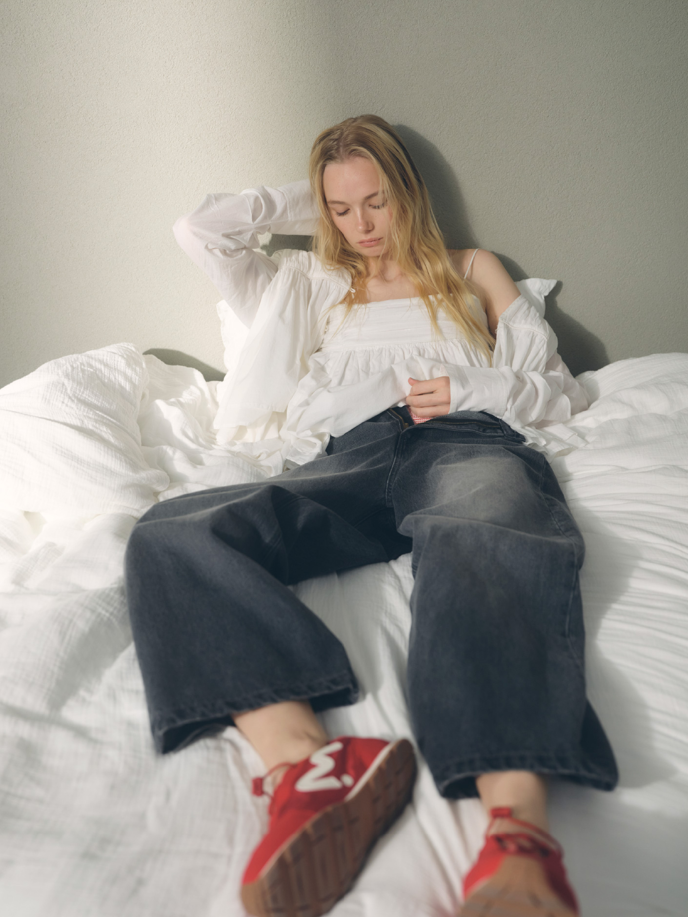 ギャザーデザインコットンブラウス、ギャザーデザインコットンキャミブラウス、シュシュ付きバンドゥスイムウェア、ウエストゴムルーズデニムパンツ、ロゴ入りメリージェーンスニーカーを合わせたコーディネート