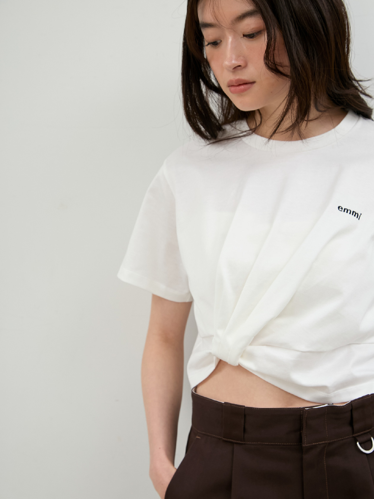 emmiロゴ裾タックデザインTシャツと【Dickies(R)×emmi】タックワイドパンツの着用イメージ