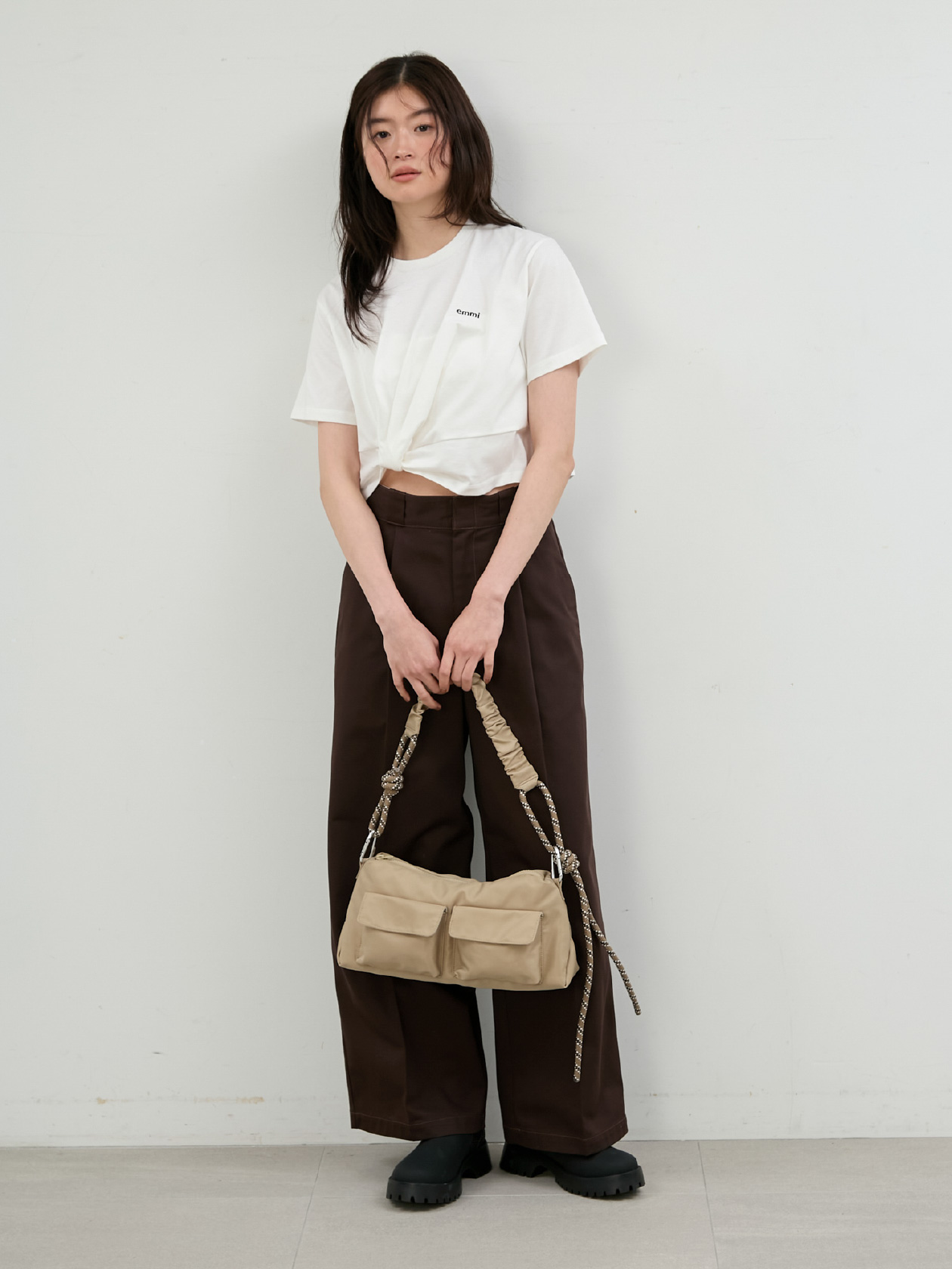 emmiロゴ裾タックデザインTシャツ、【Dickies(R)×emmi】タックワイドパンツ、【ONLINE限定カラーあり】ギャザーショルダーコードバッグ、ソックスブーツの着用イメージ