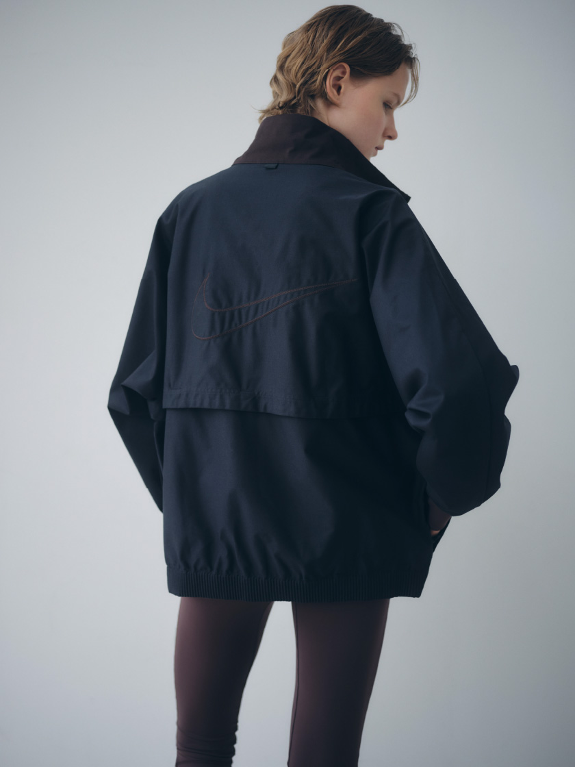 Oversized Windrunner Twill Jacket、サステナレッチデザインプルオーバー、サステナレッチカプリレギンスを着用したモデル画像