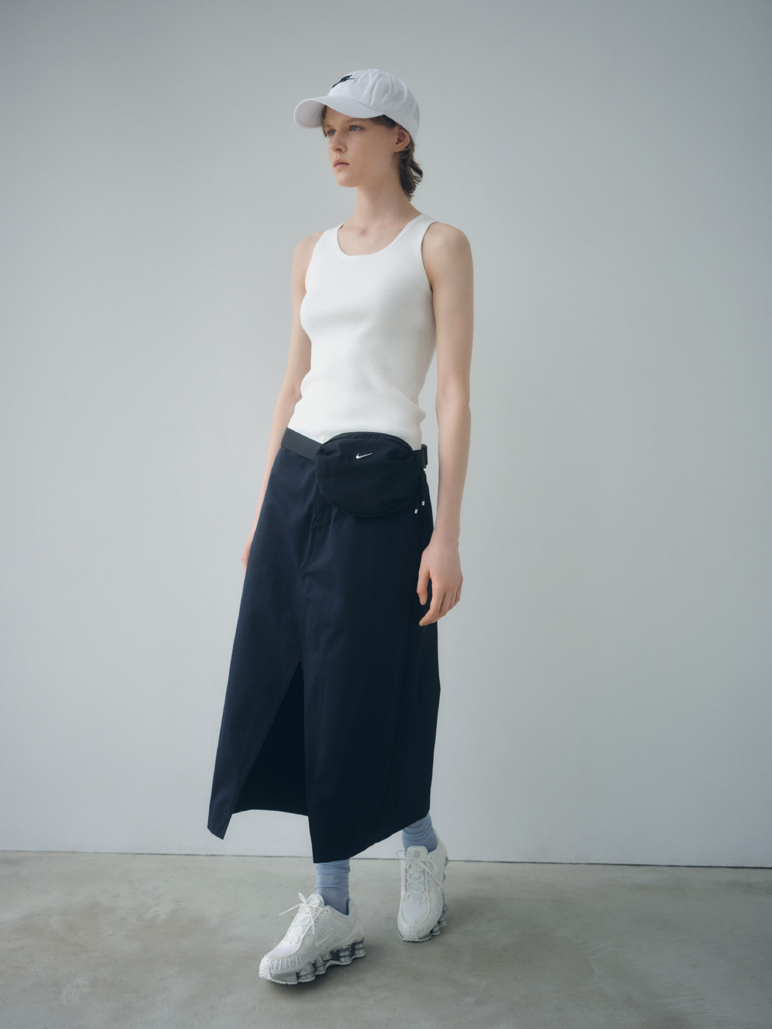 コットンリブニットタンクトップ、AS W NSW CLLCTN TWILL SKIRT FR、CB FUT WSH L キャップ、ナイキ オーラ ウエストパック、ﾅｲｷ ｳｨﾒﾝｽﾞ ｼｮｯｸｽ TLの着用イメージ