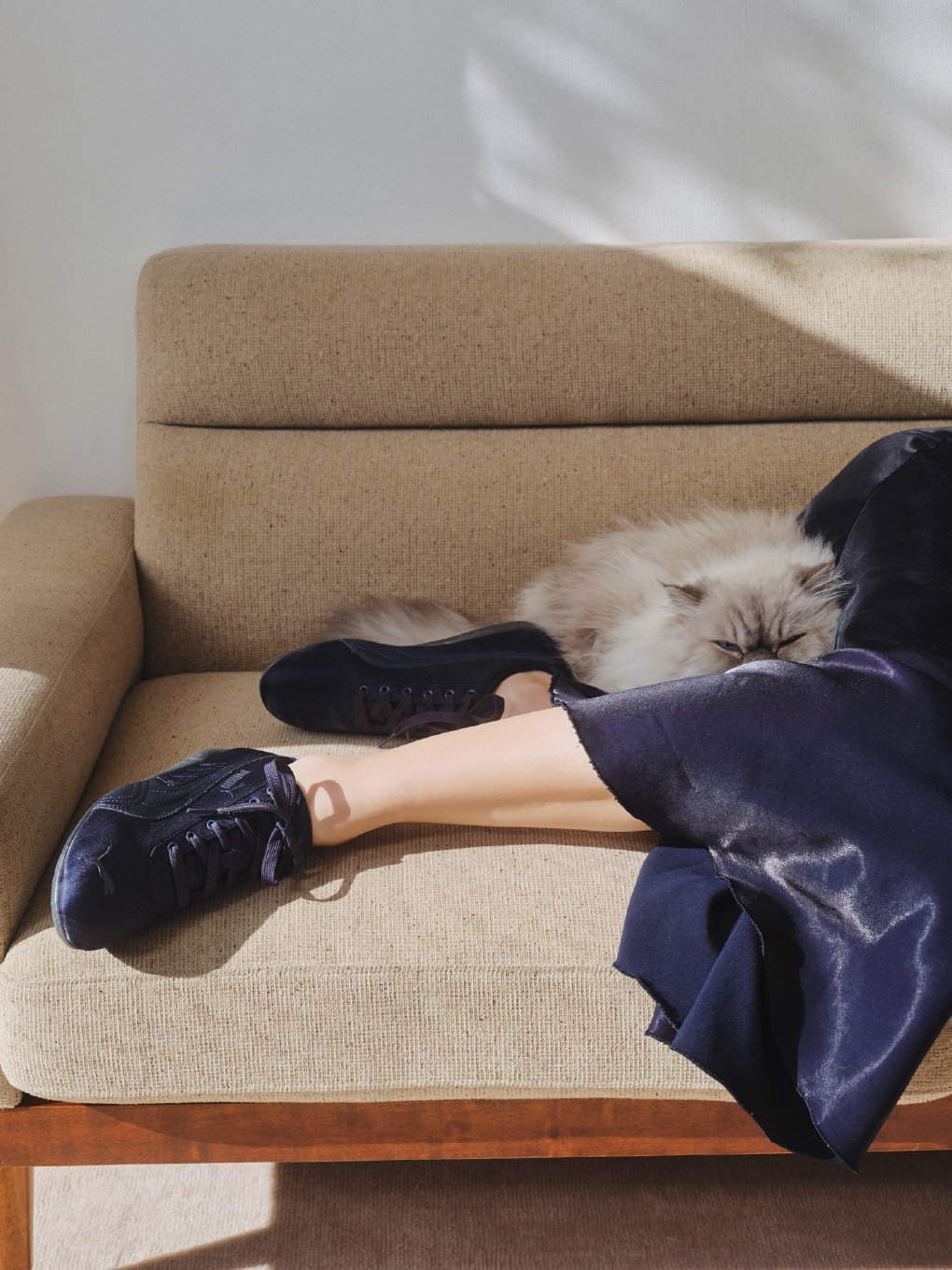 ライムの2wayストレッチレースカットソー・黒のサテンナロースカート【セットアップ対応】・アイボリーのオーバルキャットアイフレームサングラス・シルバーのサテンコードネックレス・Speed cat satin emmiを合わせた、上質さを物語るクラス感のあるコーディネート