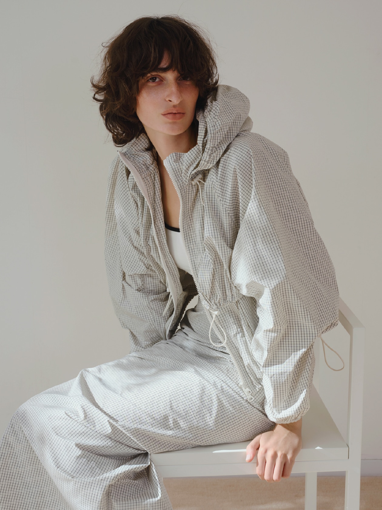 同コーディネートの座り写真