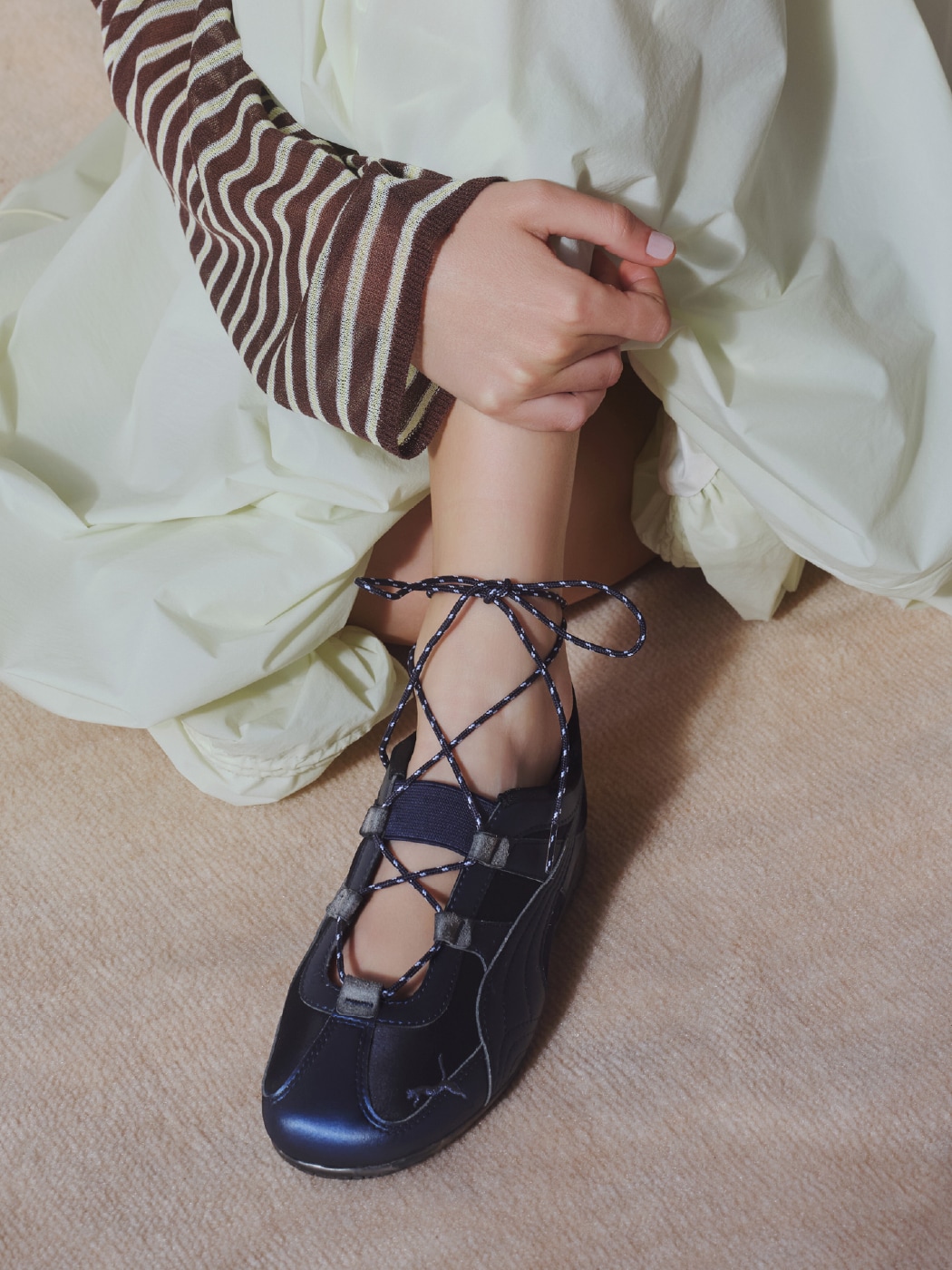 Speed cat Go emmi（スニーカー）の足元写真。