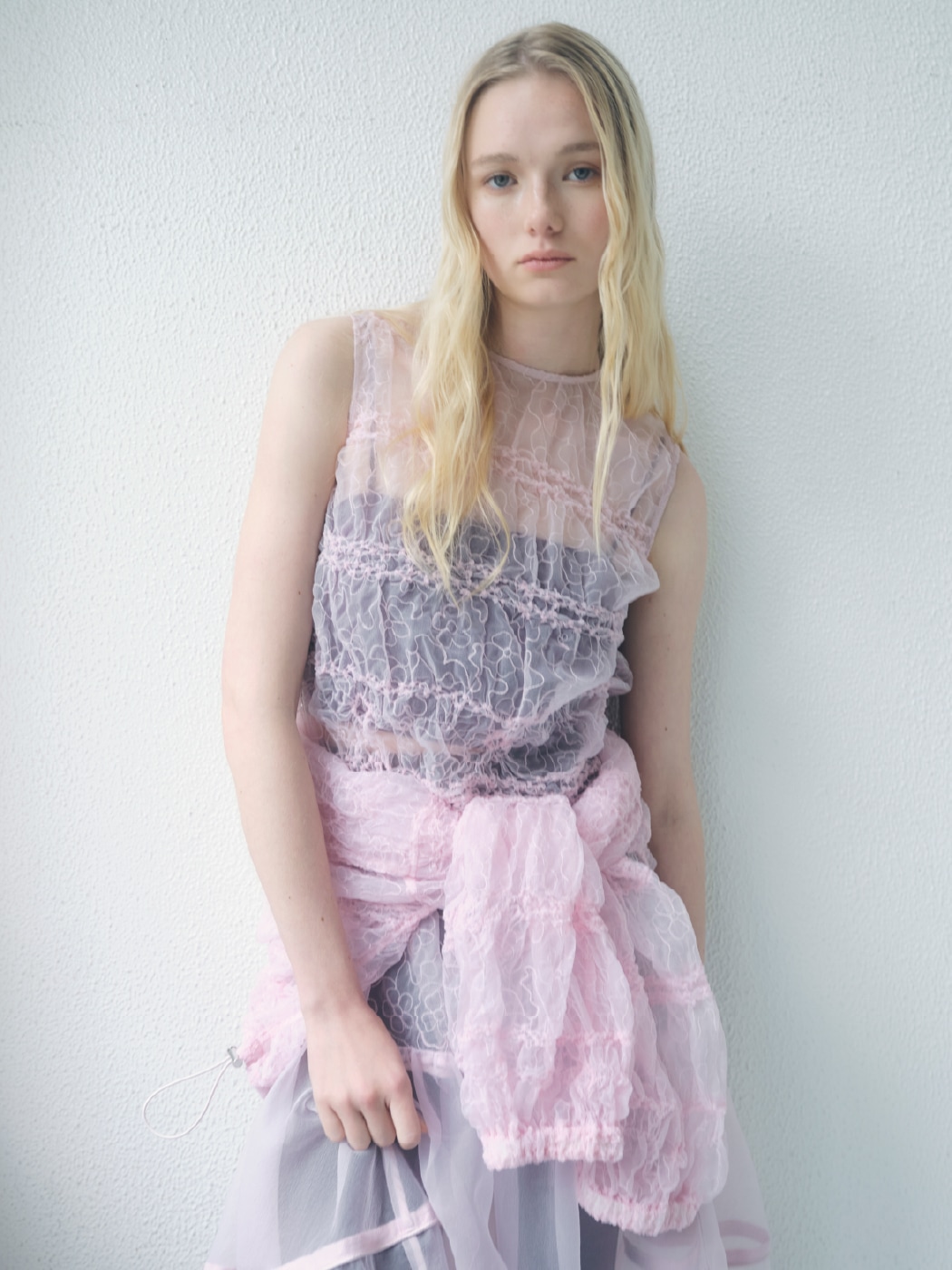 ピンクのフラワーエンブロイダリーワンピースとフラワーエンブロイダリーブルゾン・ベアトップブラ・ブラウンのH-STREER emmiを合わせたコーディネート