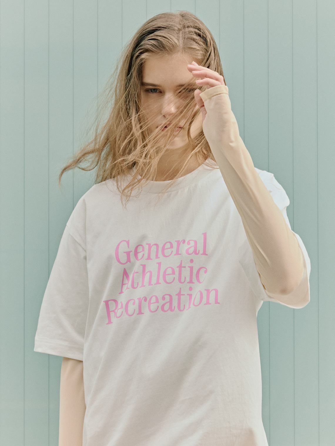 ライトピンク色のGAR Typographic White S/S Teeを着用したモデル画像