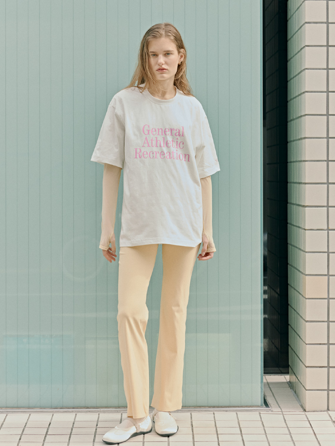 パワーメッシュアクティブトップス、GAR Typographic White S/S Tee、アクティブフレアレギンス、【em】サテンメリージェンスニーカーの着用イメージ