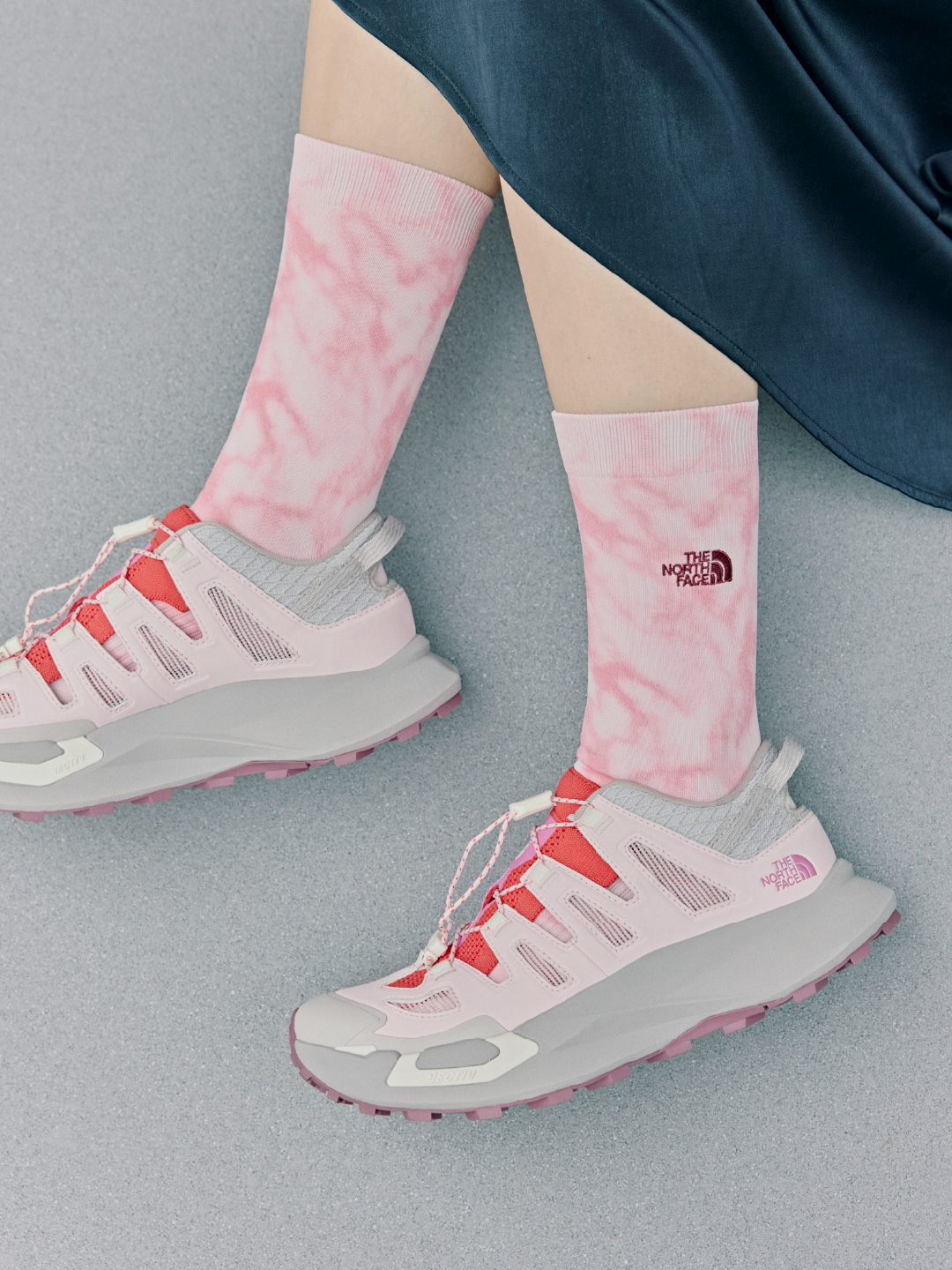 ナロースカート、TNF RUN LIGHT CREW、VECTIV Breeze 2 / emmiの着用イメージ