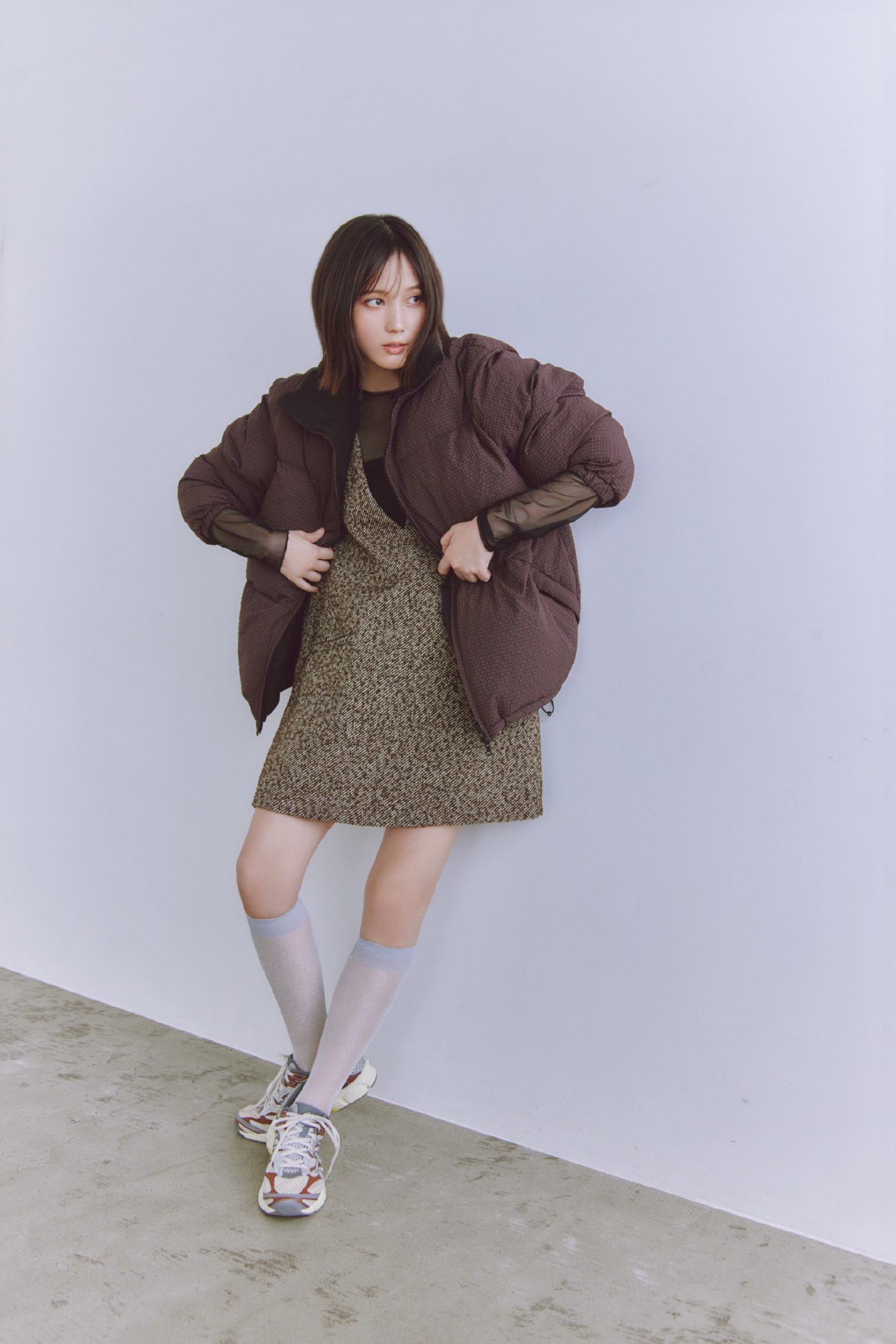 Coat Dress Shoesを着用するモデル